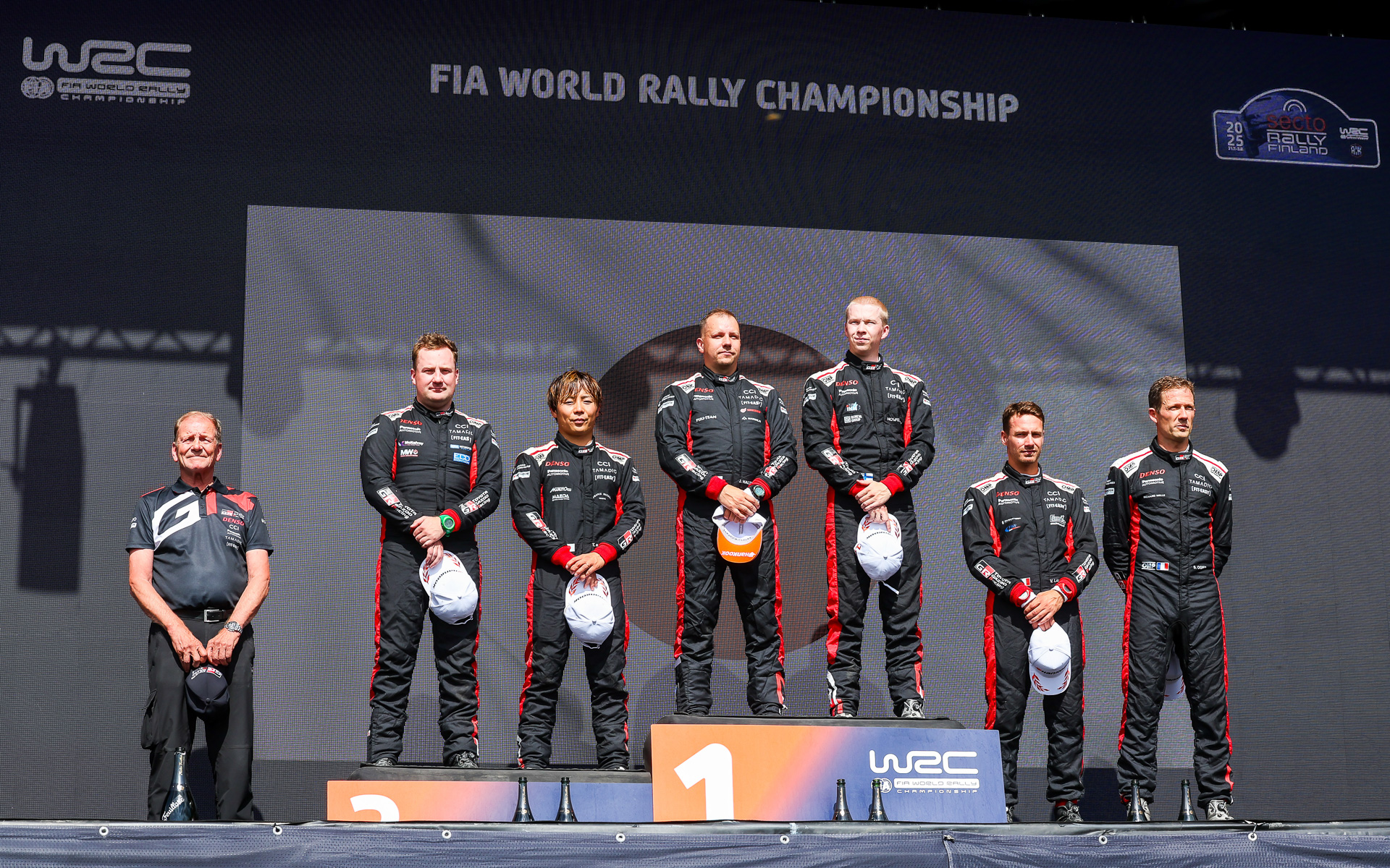 SS20での表彰台。優勝したロバンペラ選手のフィンランド国歌に続き、チームの母国である日本の国歌も流れる