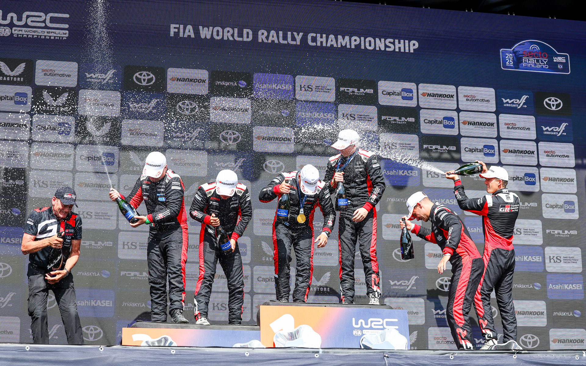 WRC第9戦ラリーフィンランドでトップ5を独占したTGR-WRT（TOYOTA GAZOO Racing WRT）。シャンパンファイトに、ユハ・カンクネンチーム代表代行（左）も参加