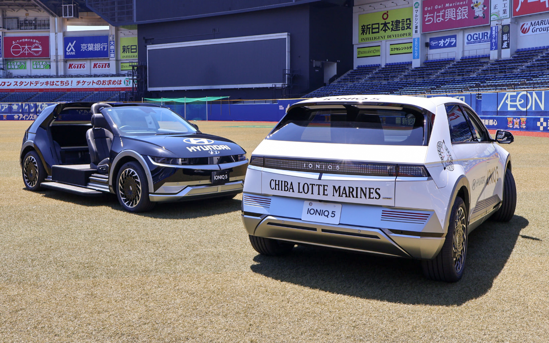 リリーフ選手が乗降しやすいように片側の屋根やドアが外され、オープンカー状態に加工してある