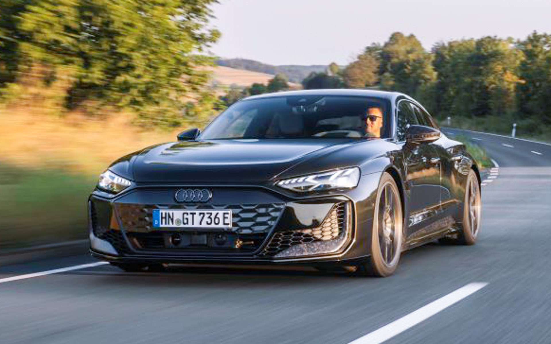 Audi City銀座に展示される「RS e-tron GT performance exclusive edition」のボディはスペシャルカラーの「アラビカグレーメタリック」となる