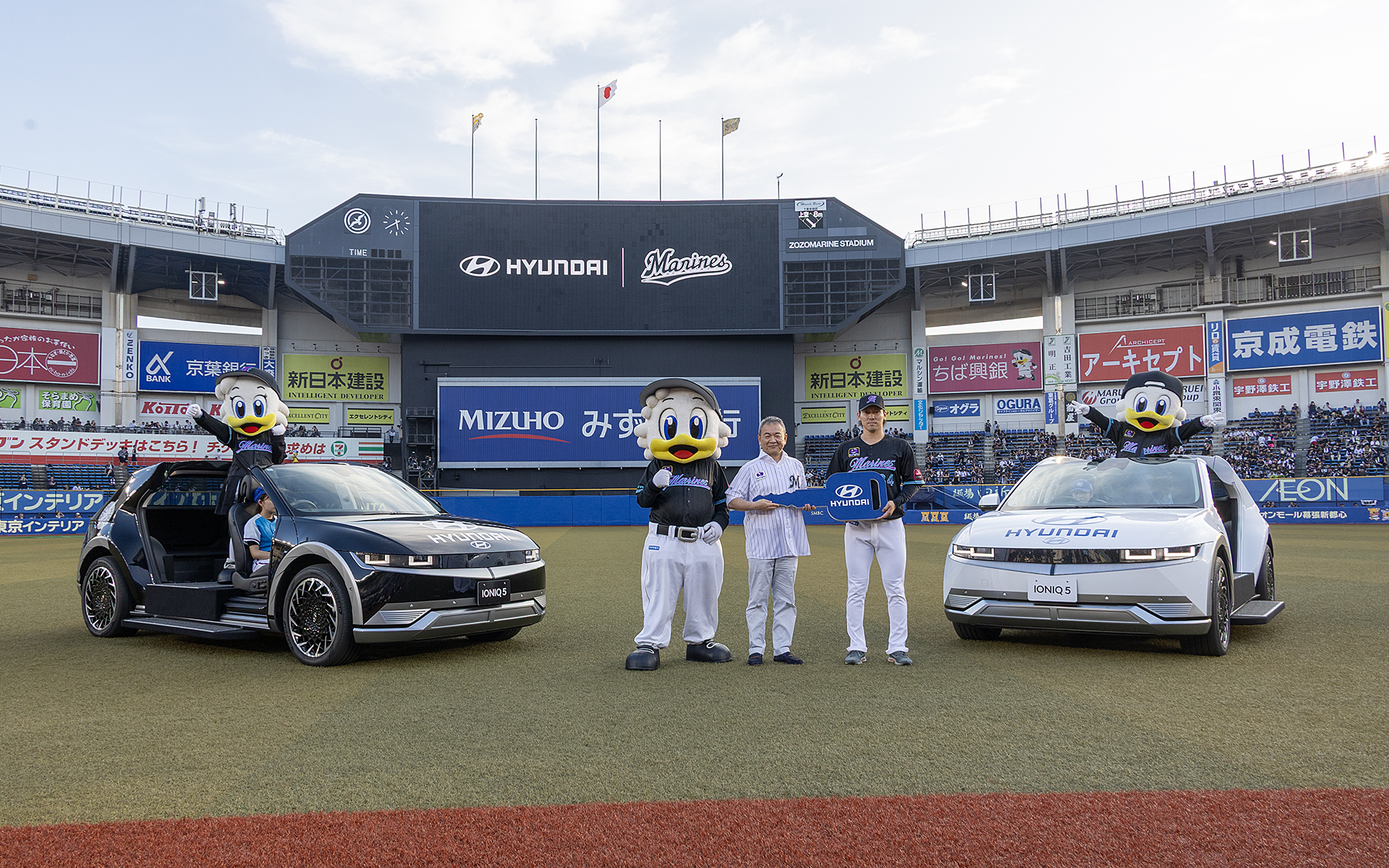 ZOZOマリンスタジアムで開催された千葉ロッテマリーンズの公式戦にて、ヒョンデのフラグシップEV「アイオニック5」をベースにしたリリーフカー（ホーム用、ビジター用）の贈呈セレモニーが行なわれた