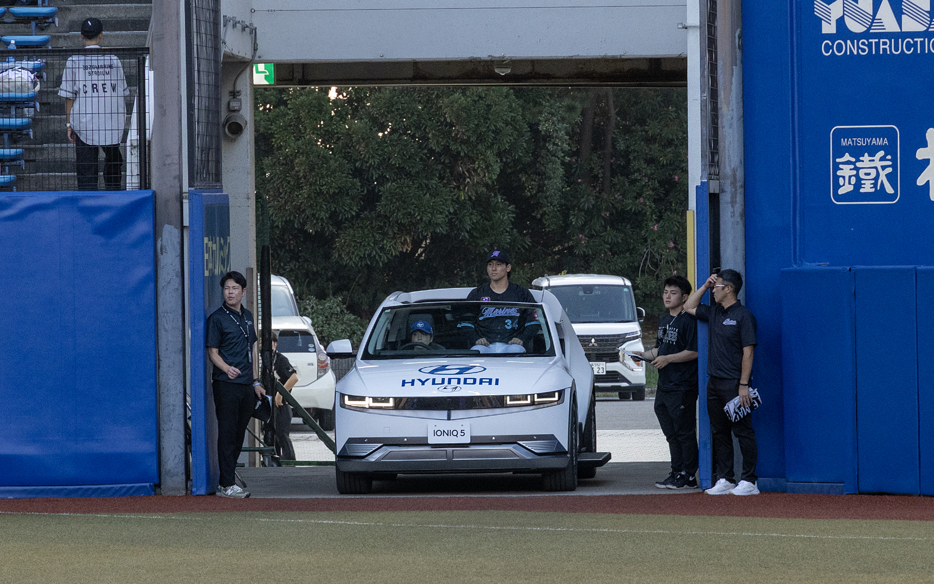 一塁側から高野投手が乗ったホーム用の白いアイオニック5が入場
