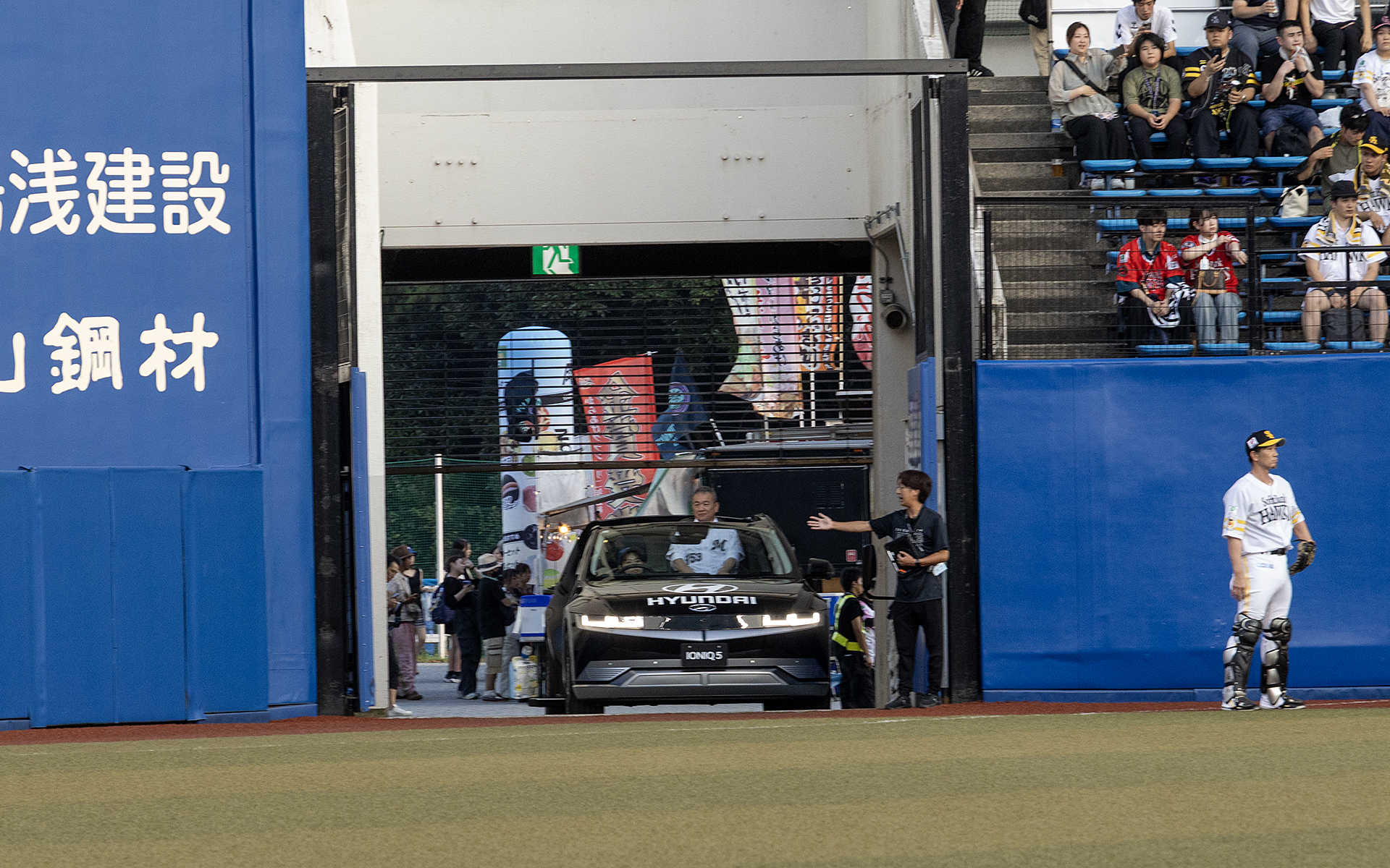 三塁側からは七五三木氏が乗ったビジター用の黒いアイオニック5が入場