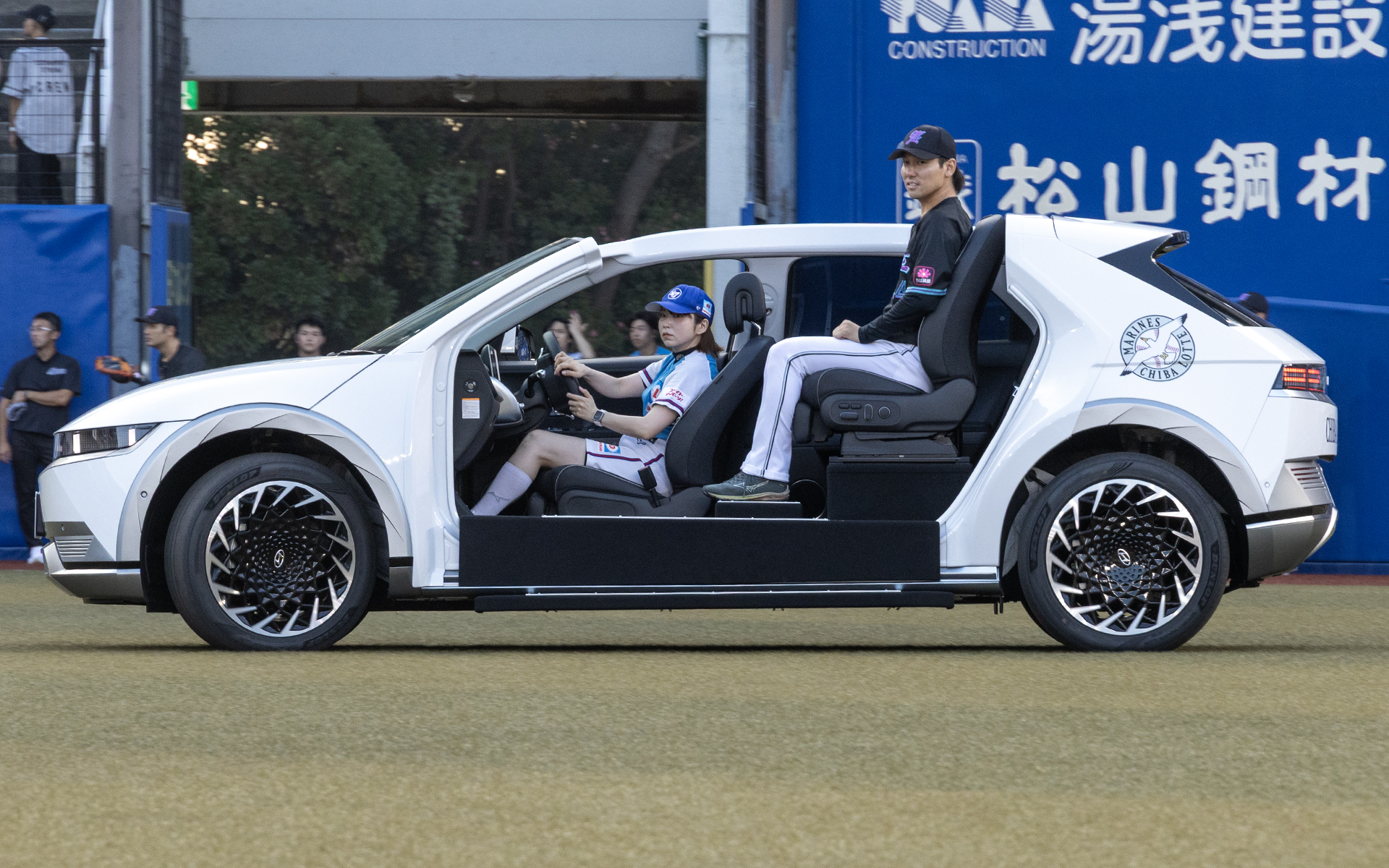 リリーフカーということで大幅な改造がされている。ホーム用は左側のドアがなく、助手席も取り外されている。そして選手が乗る後席は高い位置に設定されていて、スタンドからも誰が乗っているかよく見えるようにしている