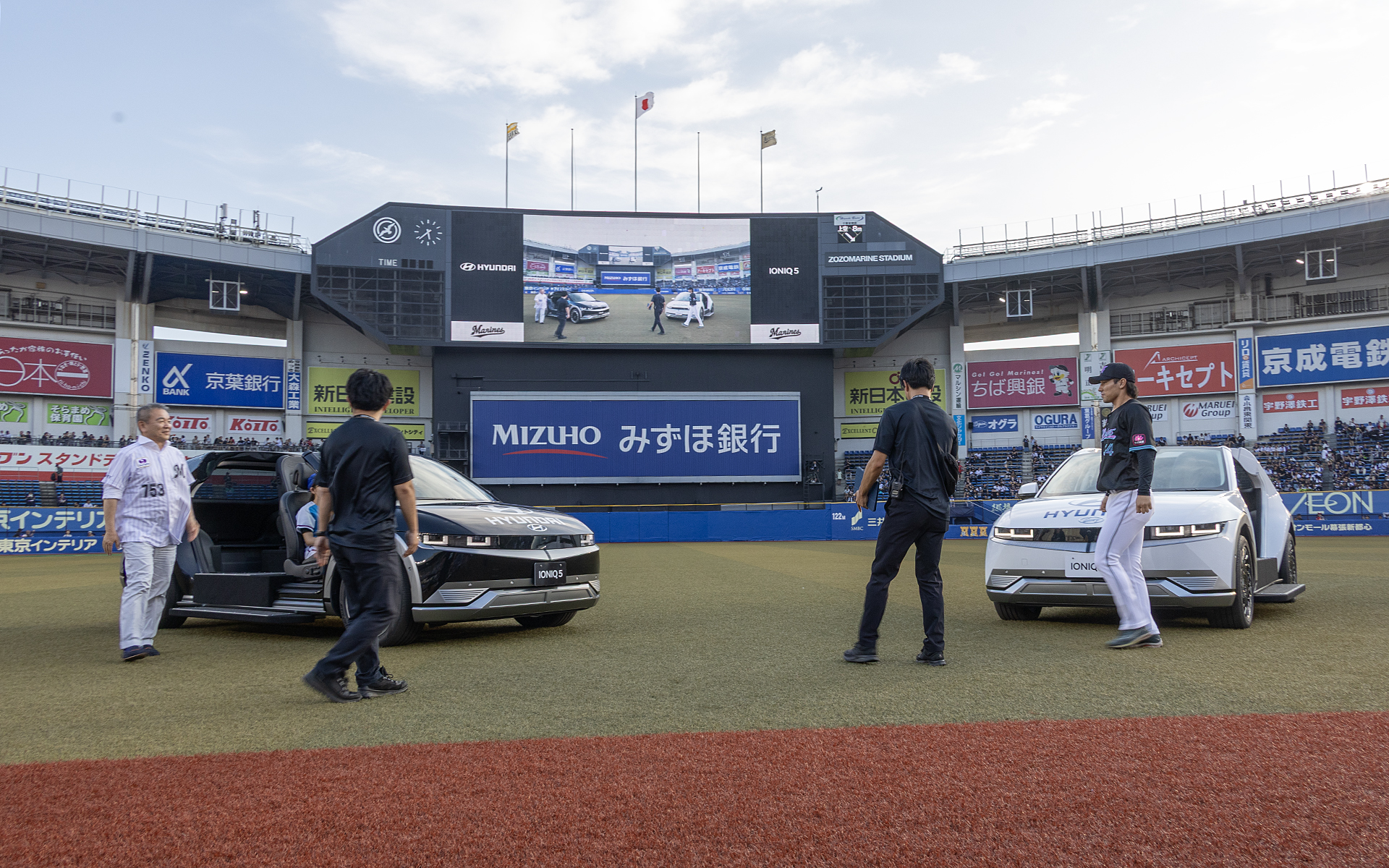 贈呈式は2塁ベース後方のエリアで行なわれた。所定の位置に停止したリリーフカーから両名が降りてくる