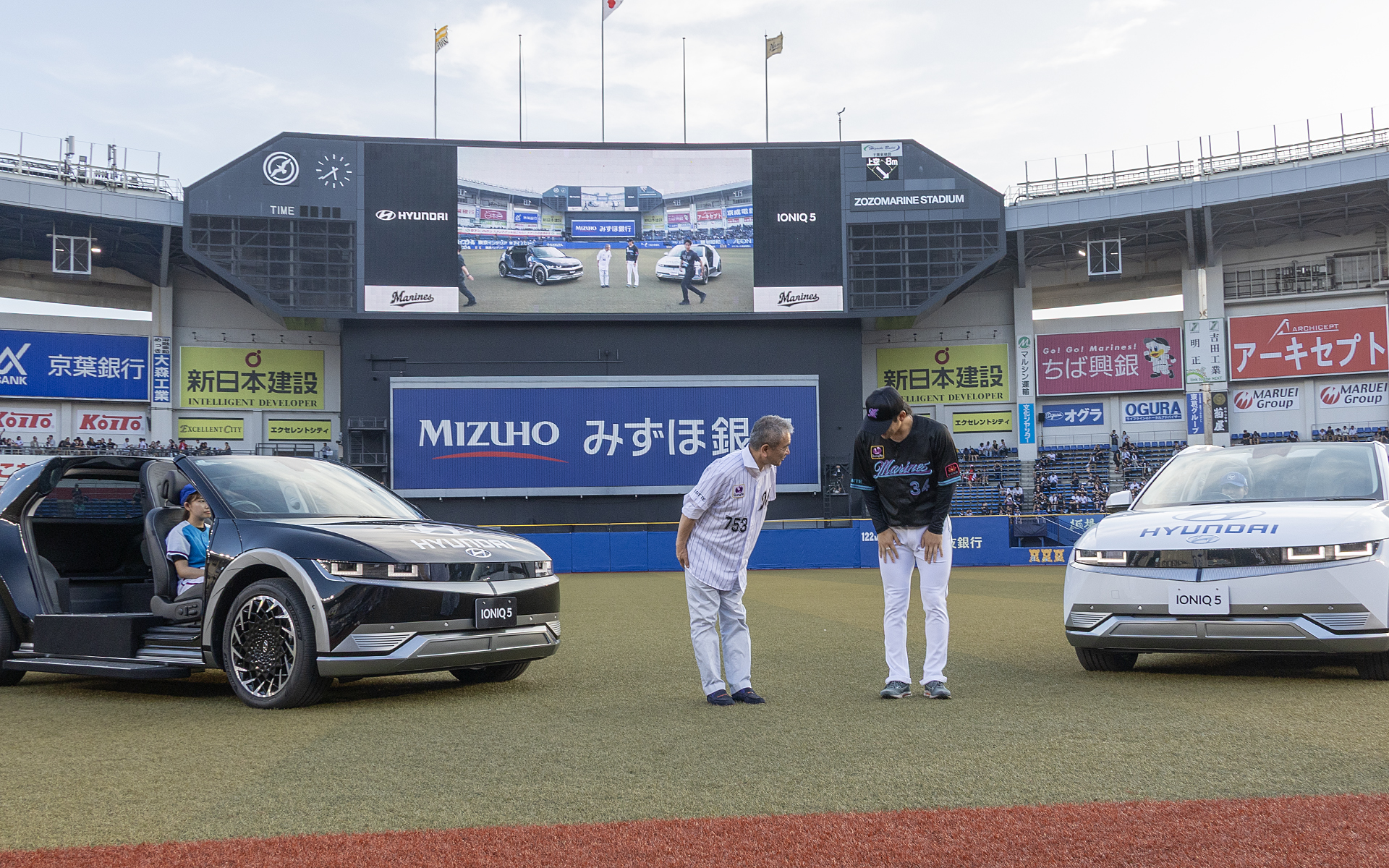 七五三木氏が高野投手のほうへ向かい笑顔で挨拶。高野投手もそれに応えて挨拶をする