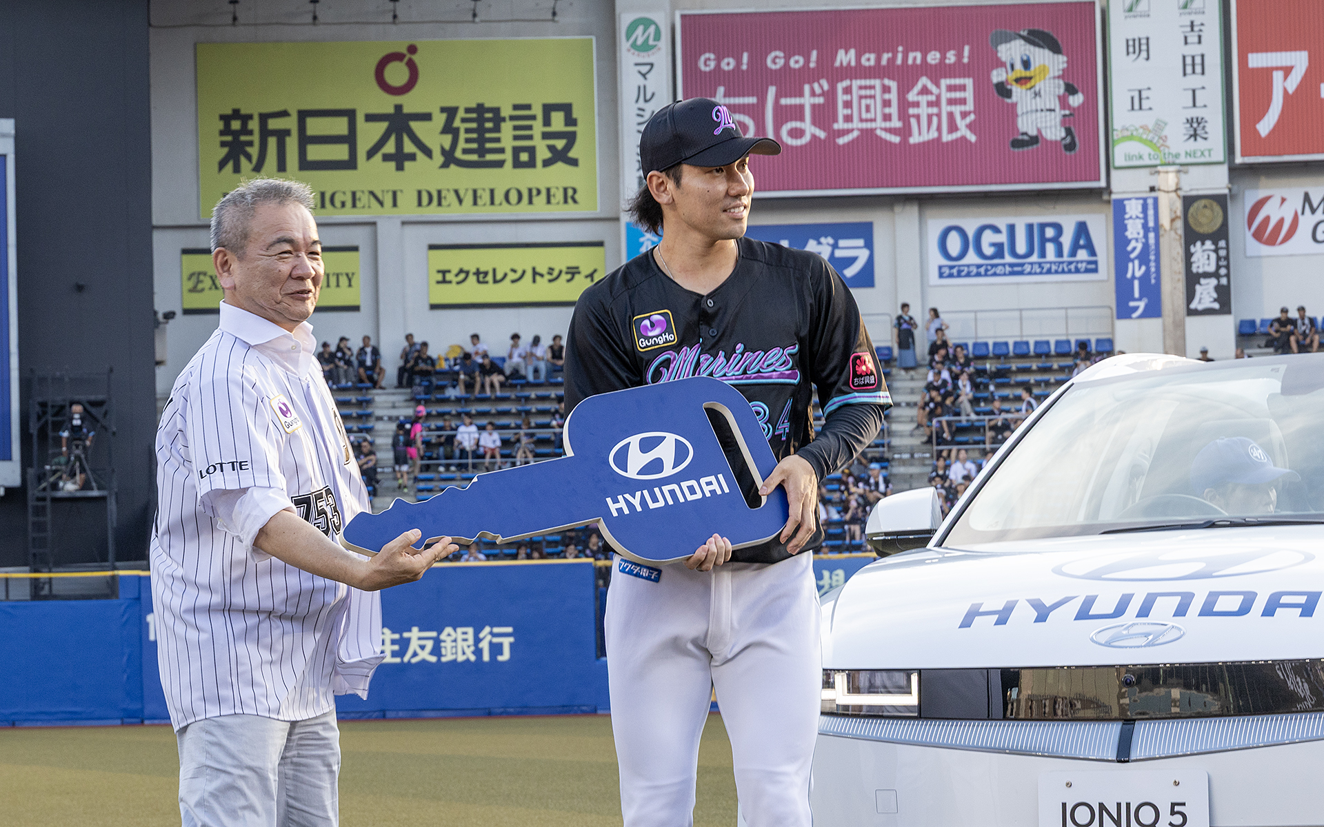 クルマの贈呈式ではおなじみのキーを模したパネルが渡され、贈呈セレモニーは終了した