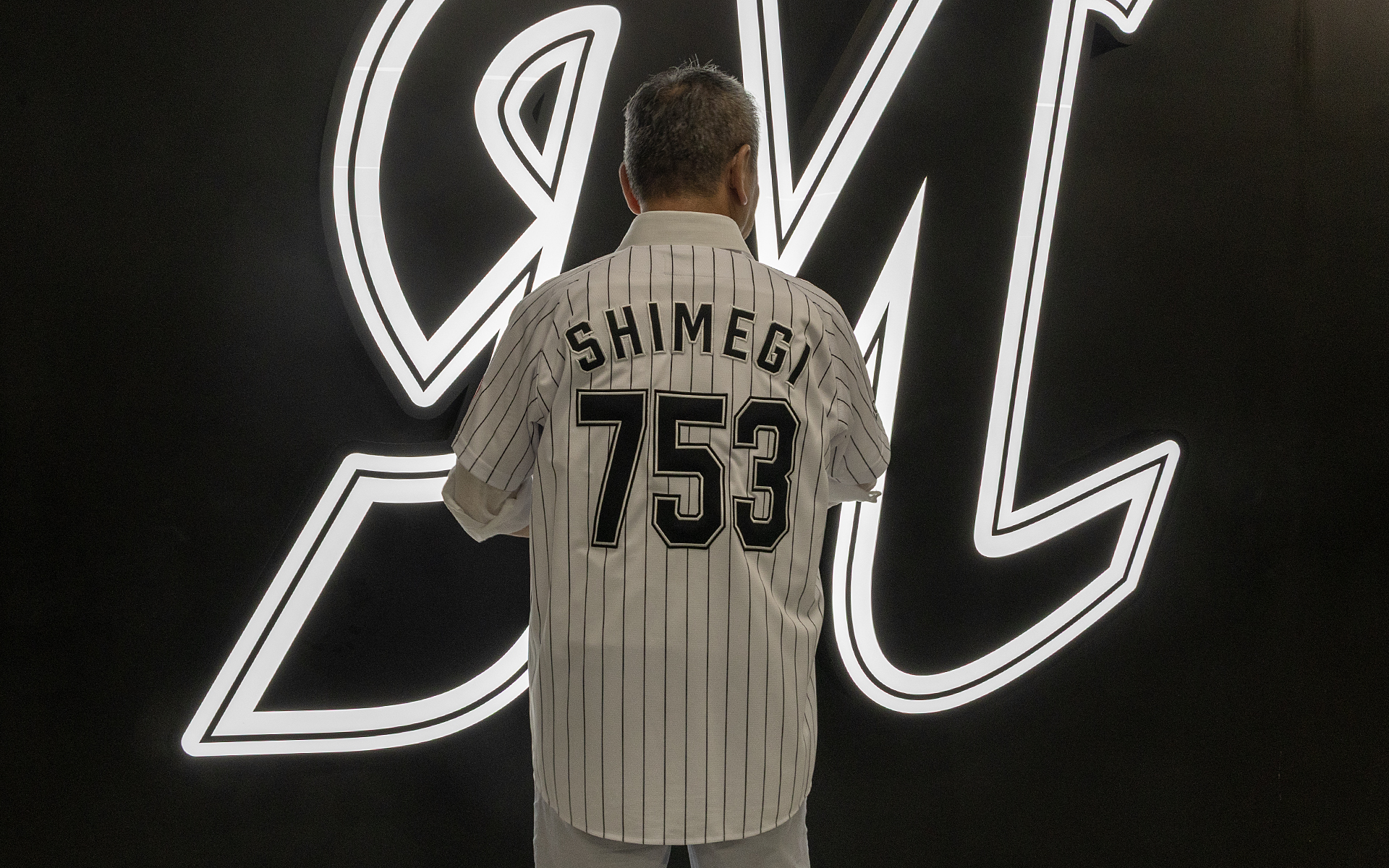 千葉ロッテマリーンズから七五三木氏にユニフォームが贈呈された。背番号は名前からとった「753」