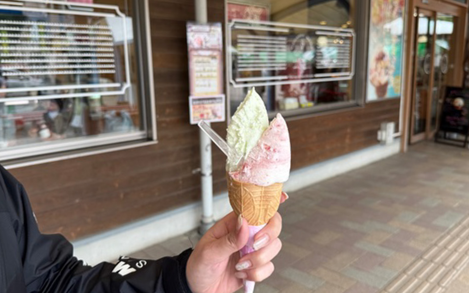 いつ行ってもずらりと行列ができている「道の駅もてぎ」の手づくりアイスコーナーなんですが、この日はそれほど混んでなくてラッキー。コーンも香ばしくておいしいのが嬉しいところです