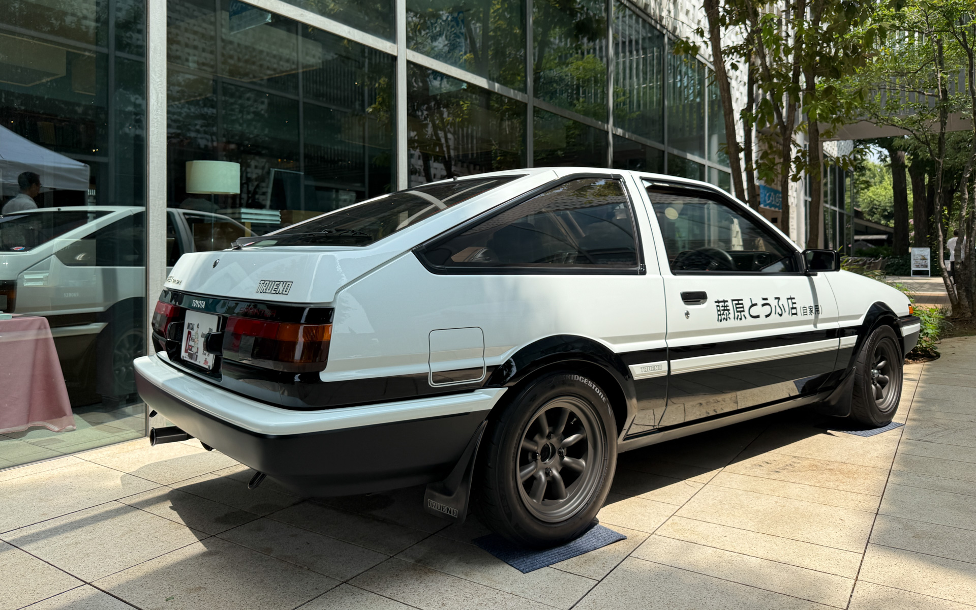 「『頭文字 D Anniversary 2days』開催記念イベント」一般向け展示として、2025年8月6日に代官山 T-SITE メインストリート（東京都渋谷区猿楽町 16-15）に「AE86」の実車展示が行なわれた