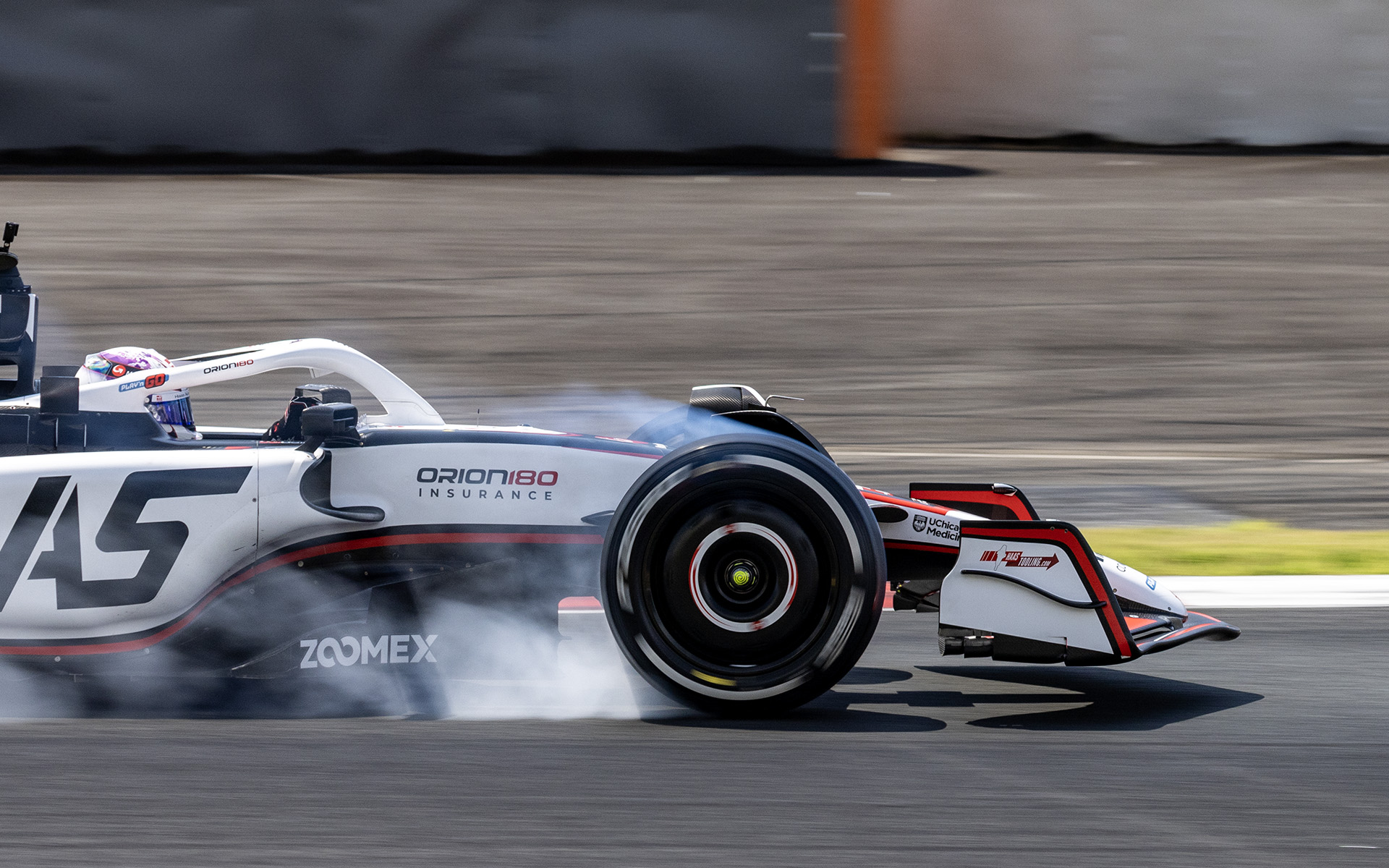 現代F1マシンの圧倒的なブレーキ能力などを実感できる