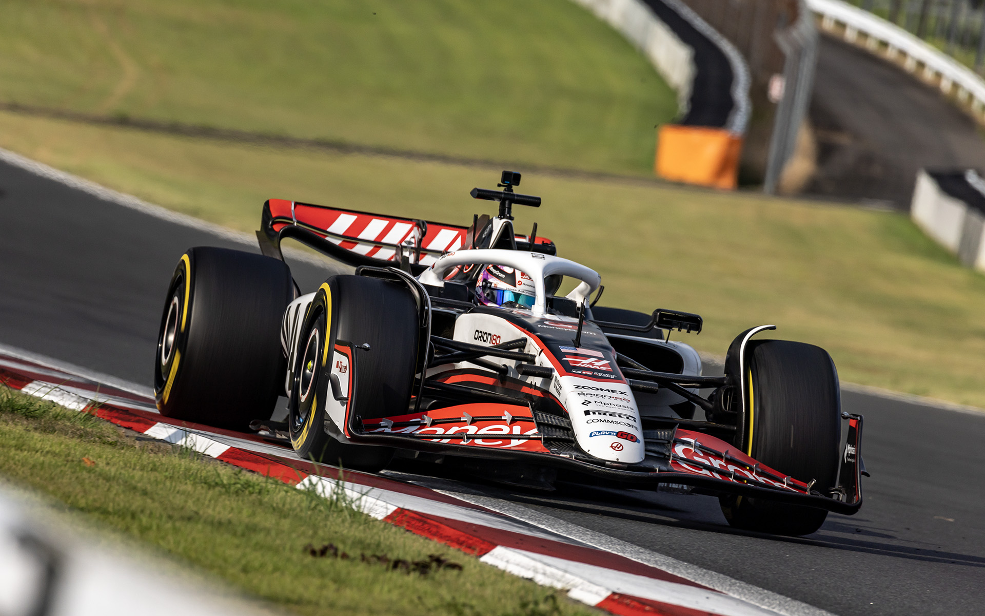 富士スピードウェイを走行するハースF1 VF-23。6日の平川選手による最速タイムは1分18秒583