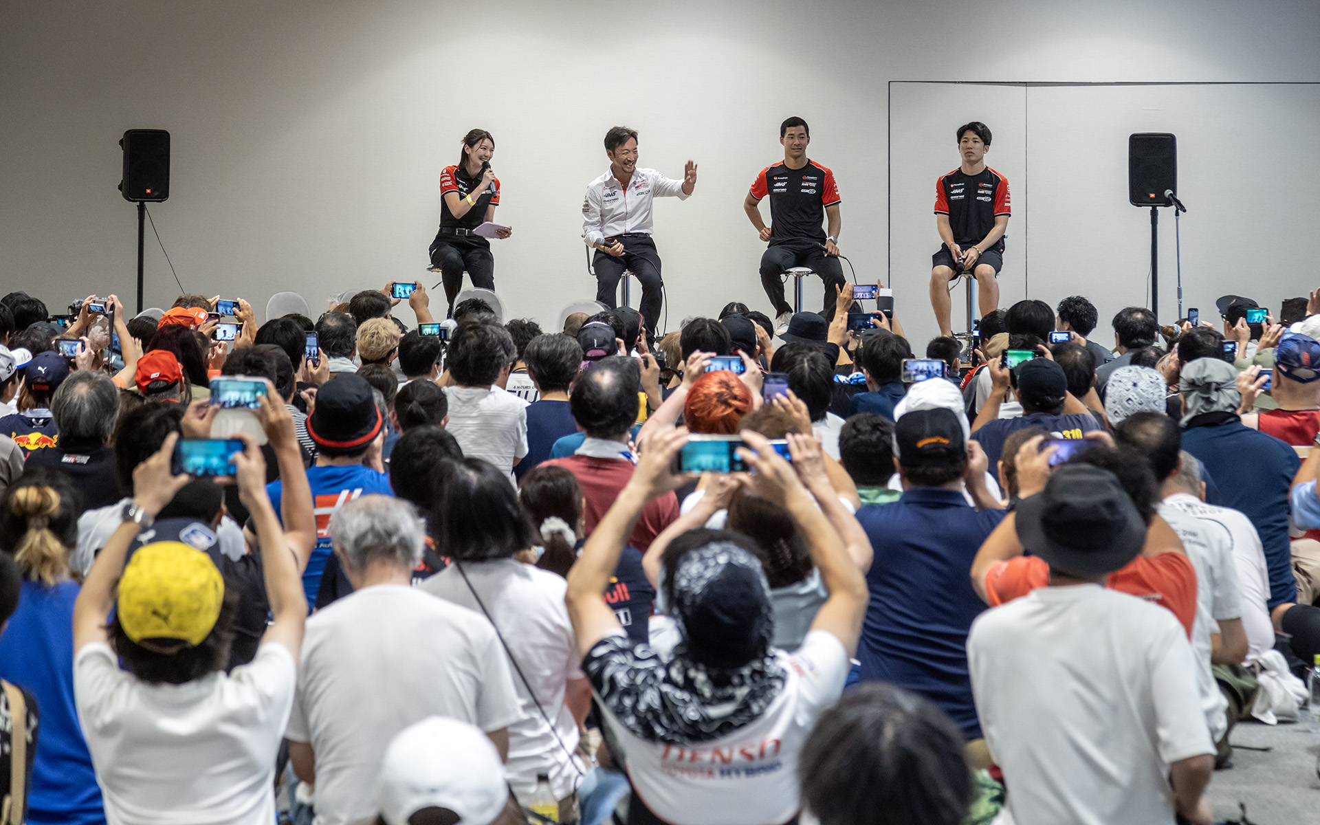 300名限定のトークショー。入場料1200円のみでクリスタルルームでのトークショーを楽しめる