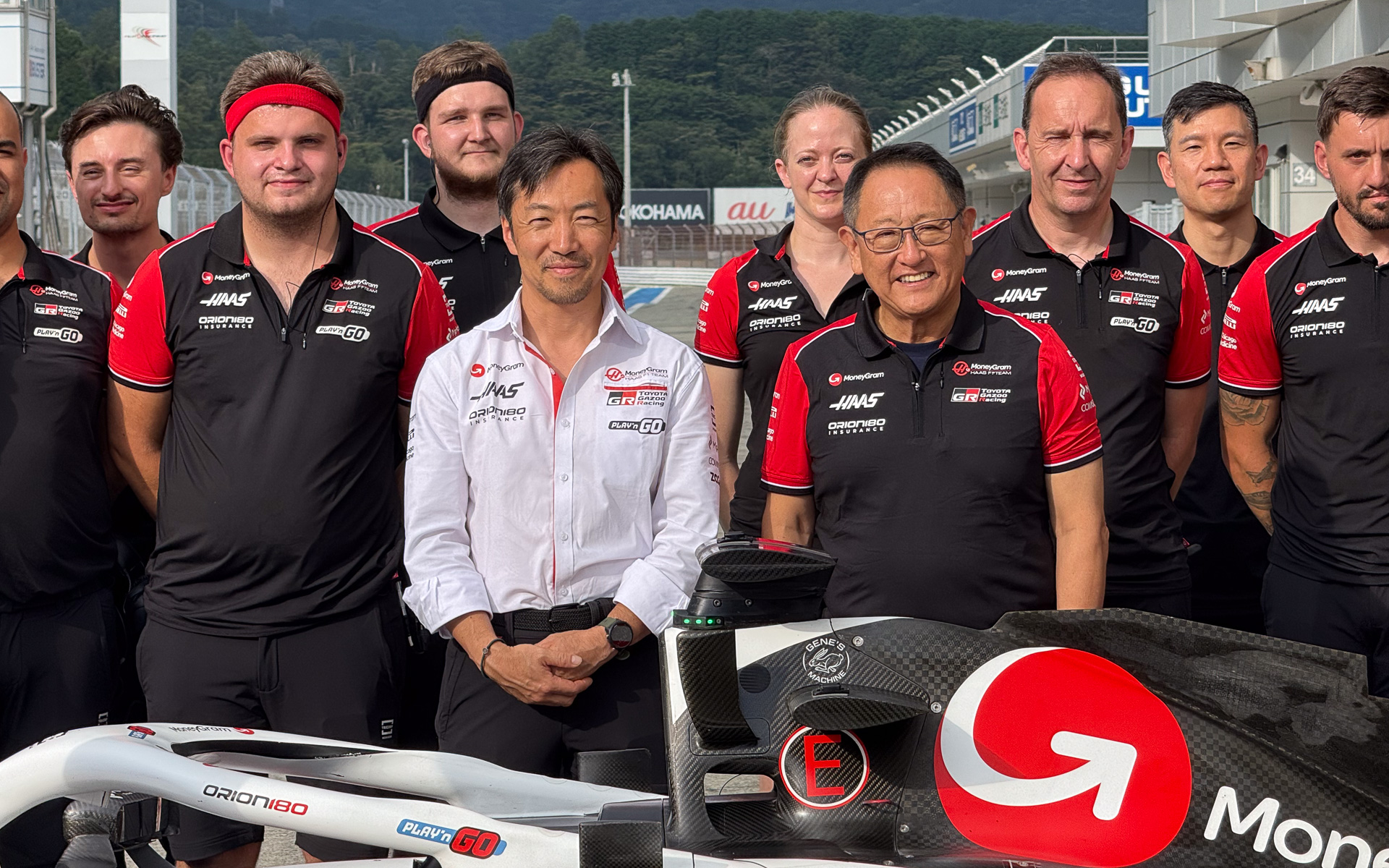 富士スピードウェイでのF1テストを訪れたトヨタ自動車株式会社 代表取締役会長 豊田章男氏（中央右）と、小松礼雄ハースF1チーム代表（中央左）