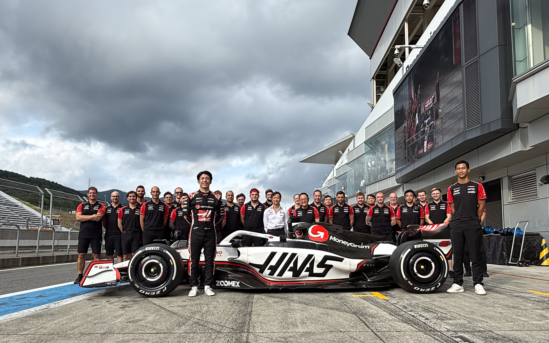 坪井選手とともにチーム全員で記念写真