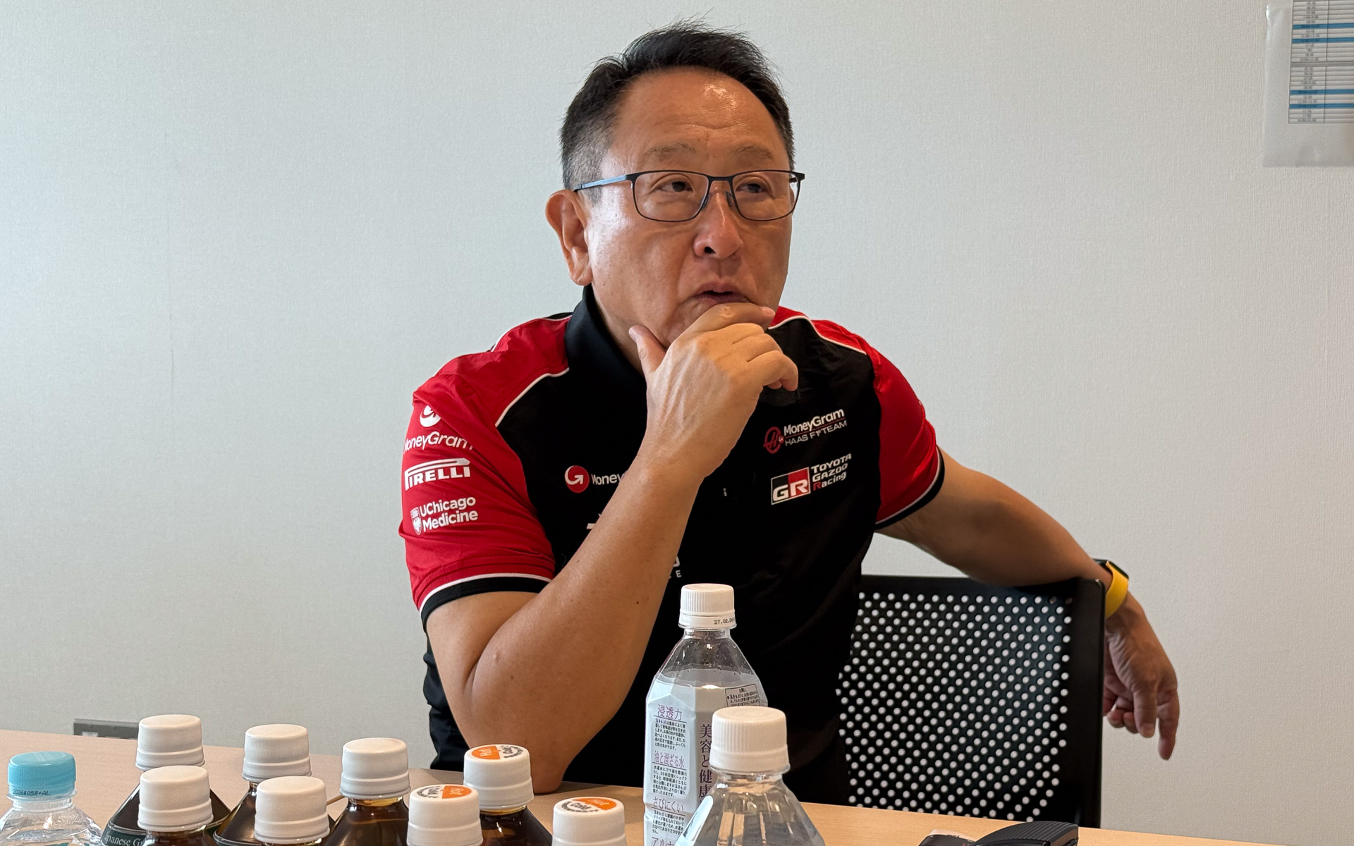 ハースF1シャツでインタビューに応えるトヨタ自動車株式会社 代表取締役会長 豊田章男氏