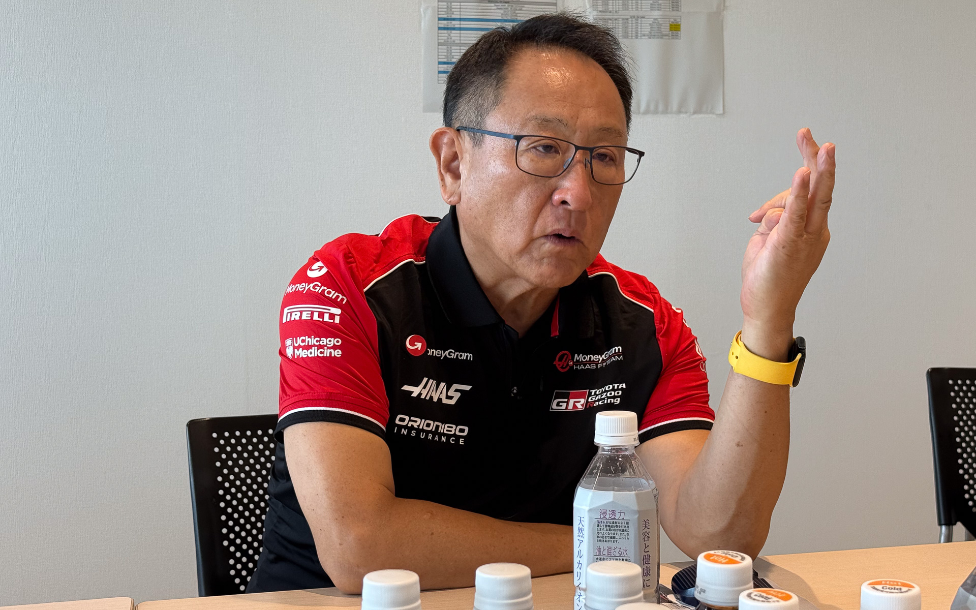 坪井選手の活躍に触れつつ、「SUPER GTでそこ（1号車）に勝った仁嶺はもっとすごいよ！」「（ルーキーレーシング移籍後の）高田エンジニアの初勝利なんです」と語る豊田会長、というよりルーキーレーシング 豊田オーナー