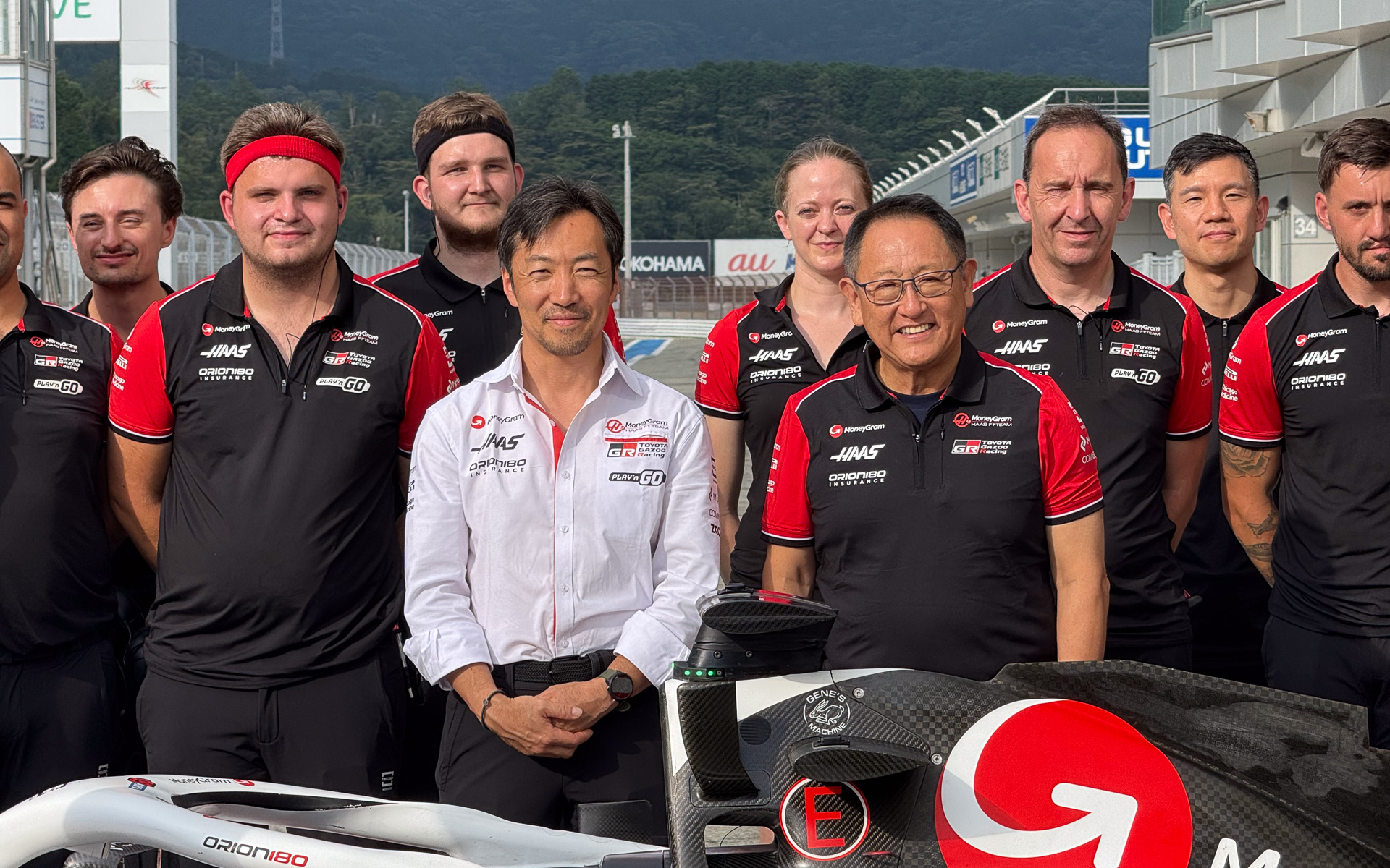 ハースF1チームと記念写真