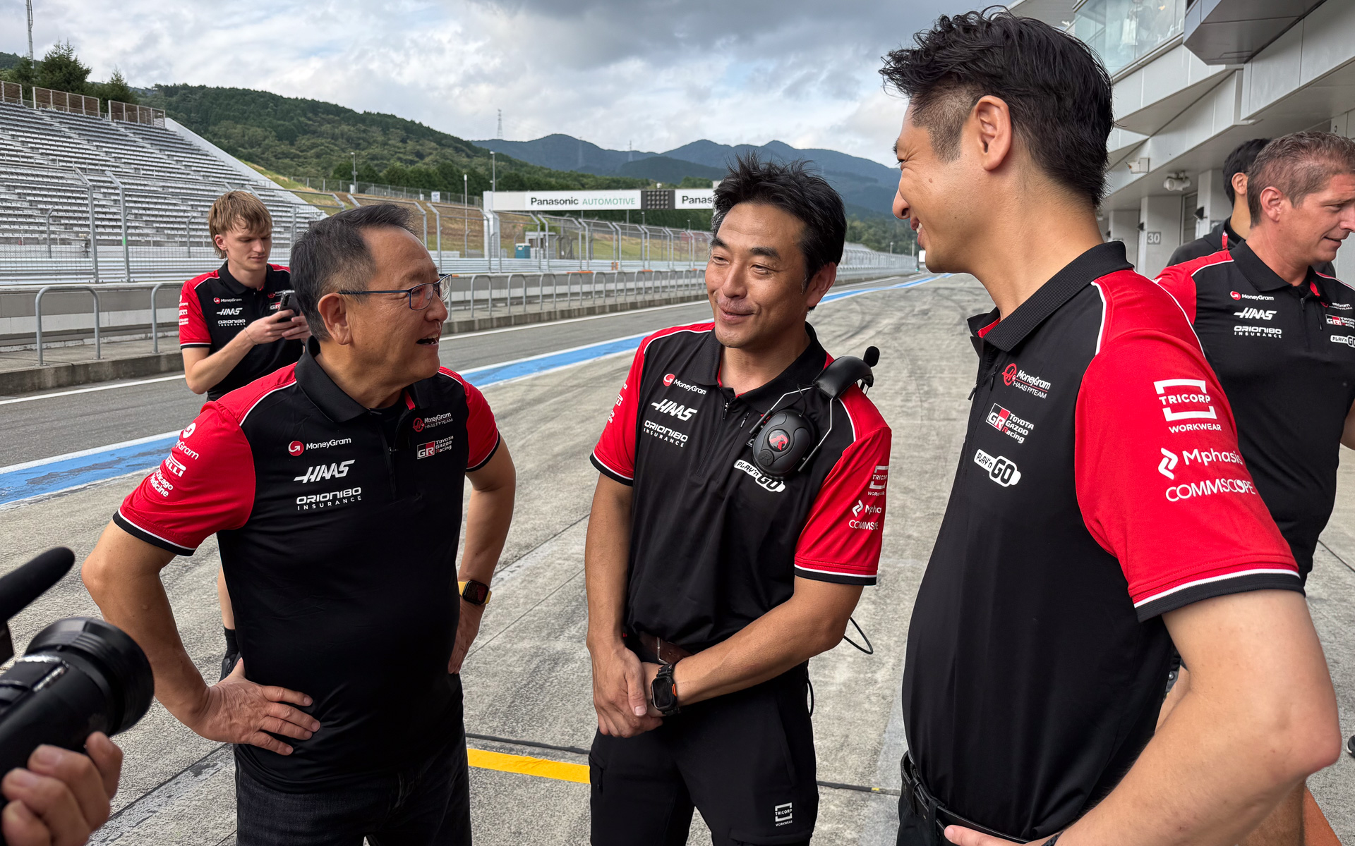 ハースF1のテストに参加していたメカニックとも談笑