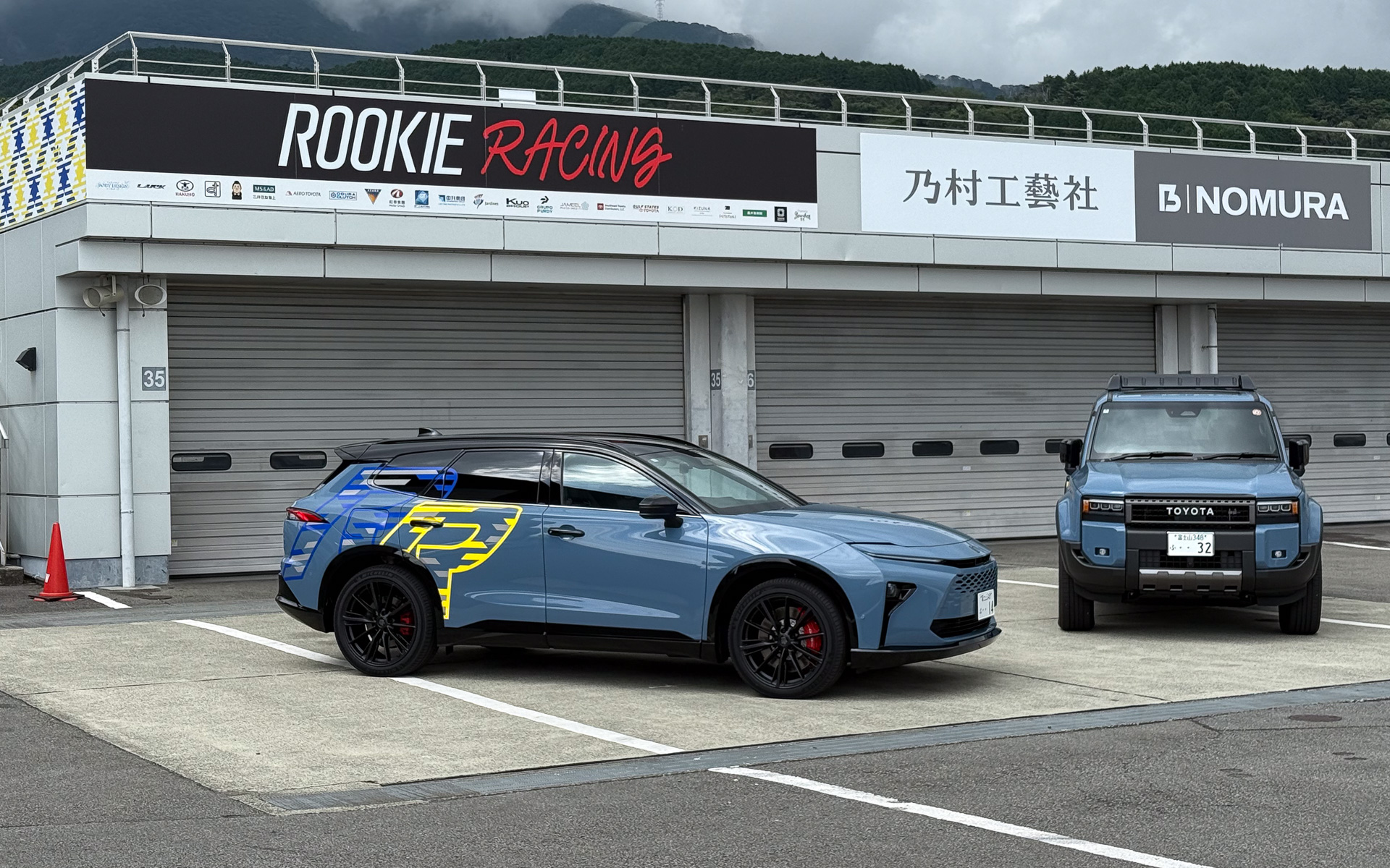 ルーキーレーシングカラーのクラウン エステートとランドクルーザー 250