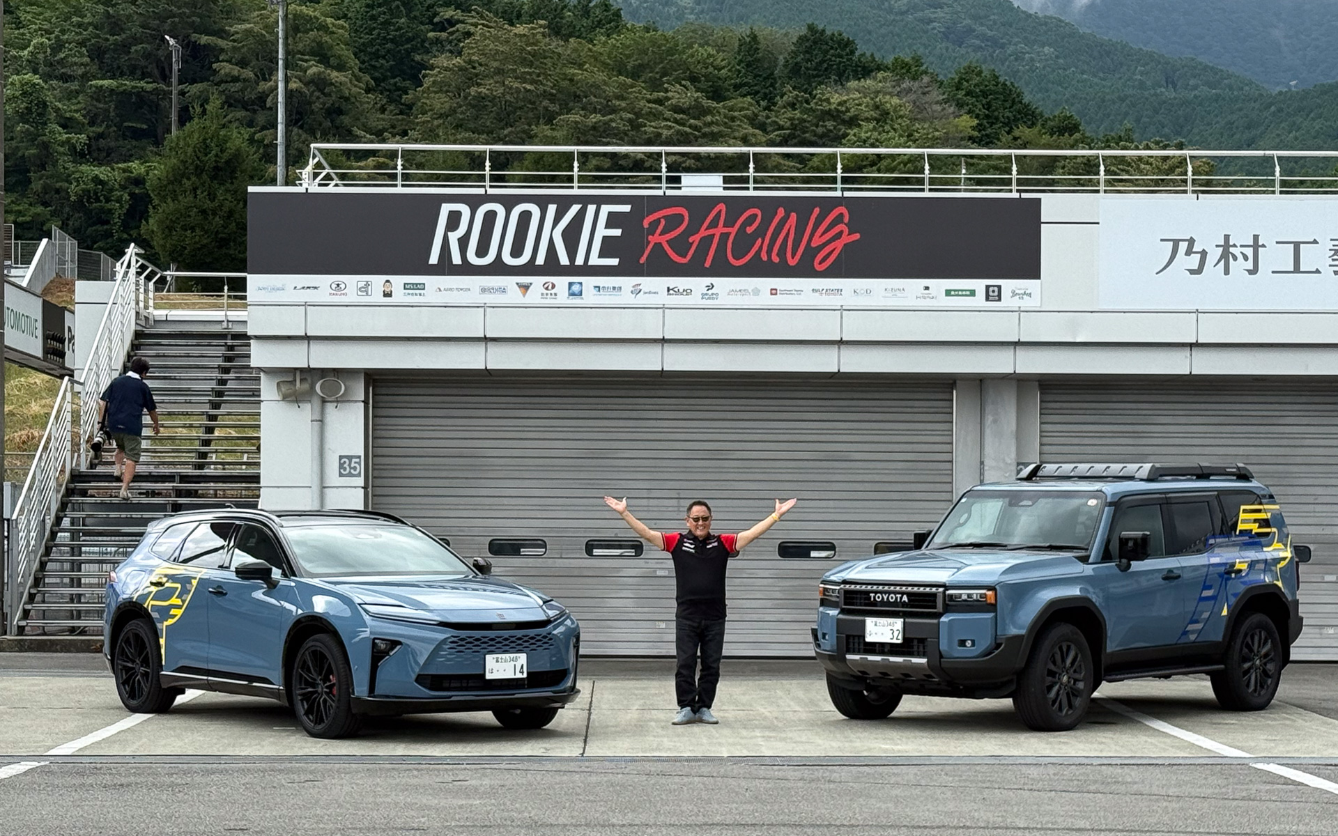 豊田章男氏が個人として購入した「クラウン エステート」「ランドクルーザー 250」。ルーキーレーシングのチーム車としても使用されていく