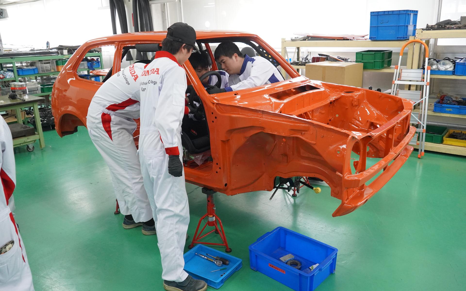 レストア中の1号車「サンセット号」