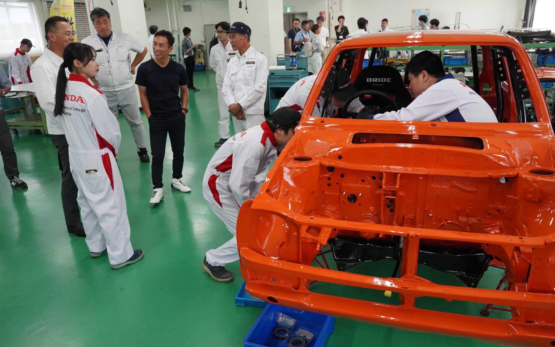 佐藤琢磨選手もレストアの様子を見学