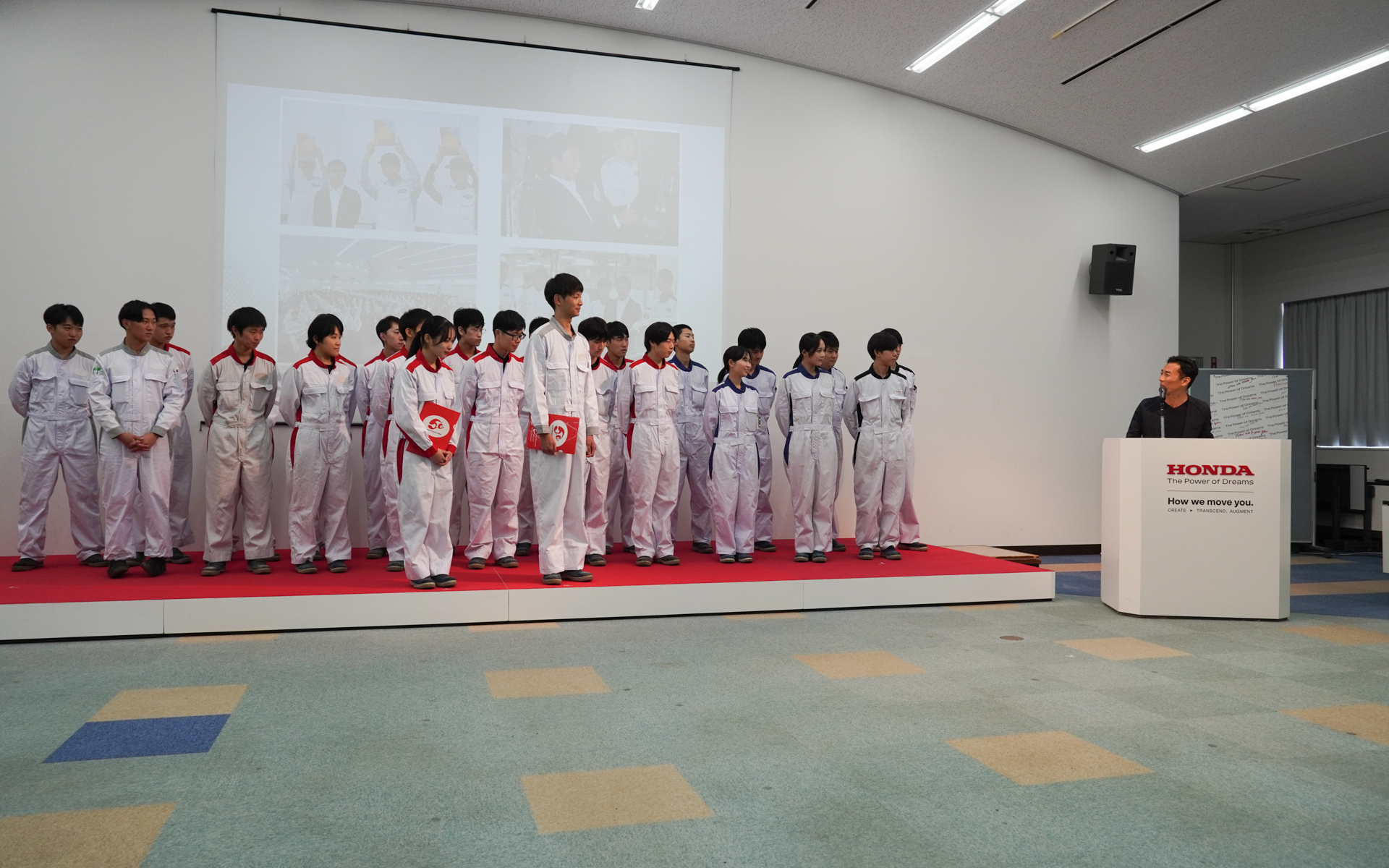 佐藤琢磨選手の話を聞く学生たち