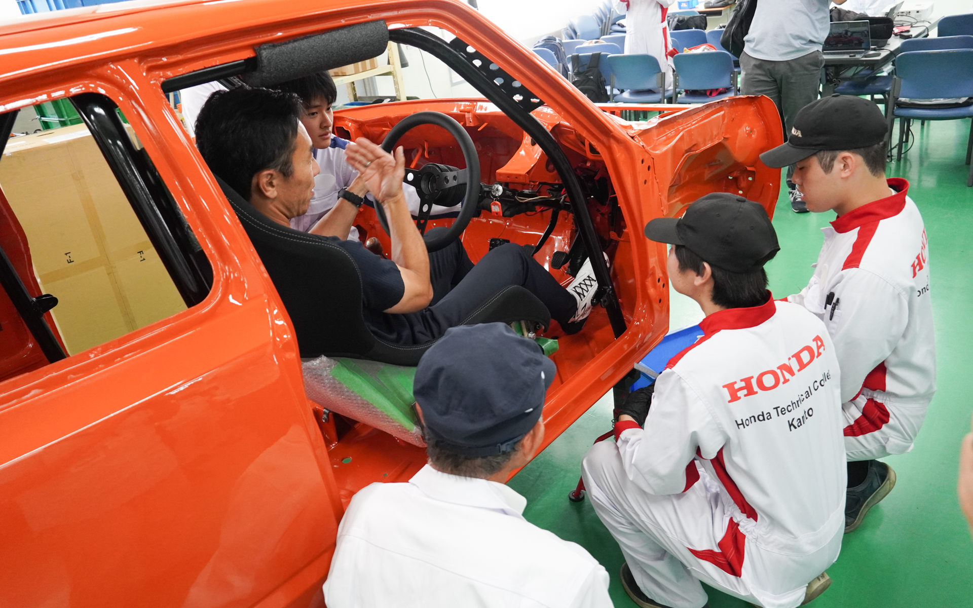 今回はシート合わせも実施。学生に説明しながら指示を出す佐藤琢磨選手