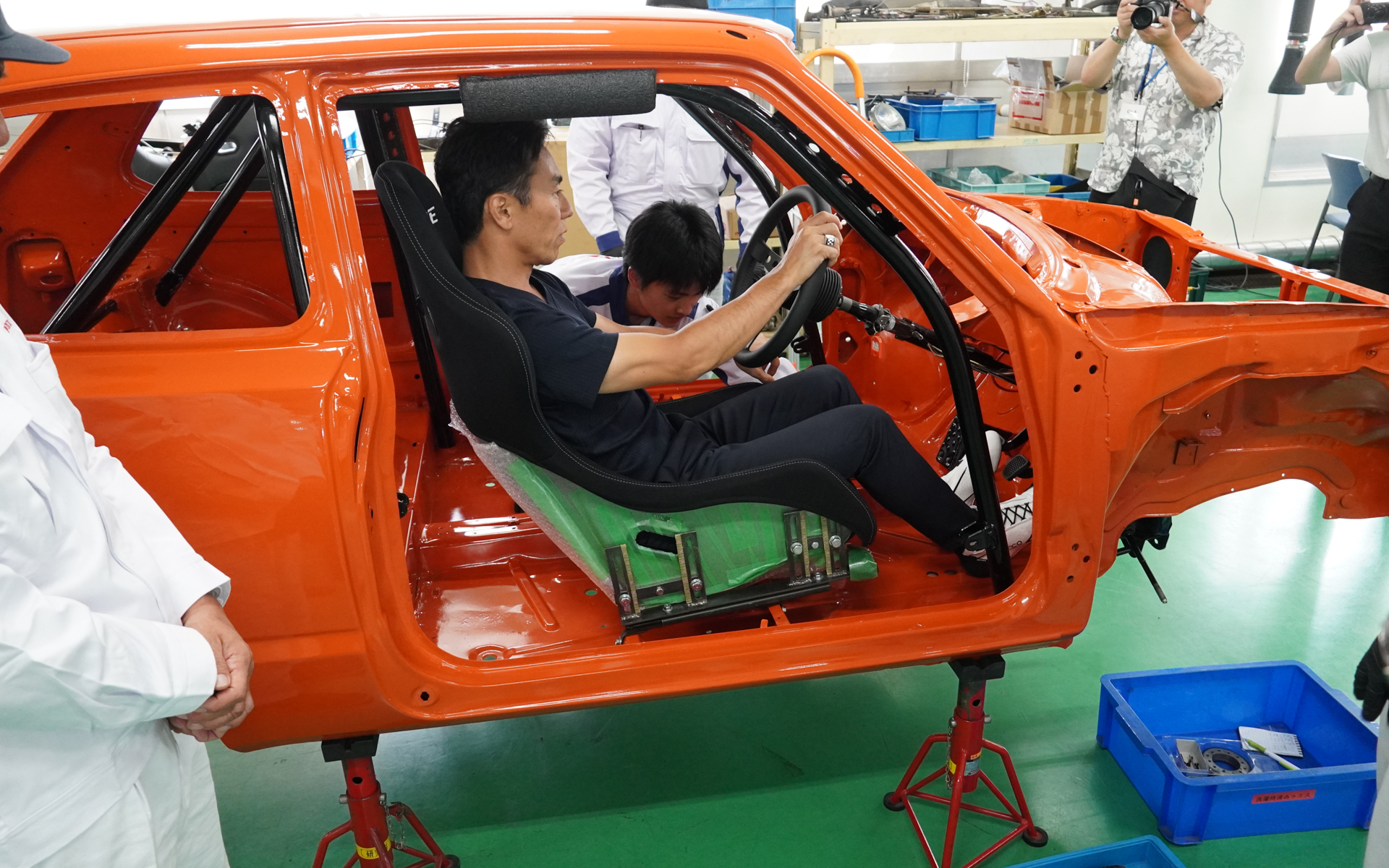 ホンダ学園の生徒たちがレストアした初代シビックRSで「第28回ラリー・モンテカルロ・ヒストリック」に参戦する佐藤琢磨選手。現在マシンを製作中