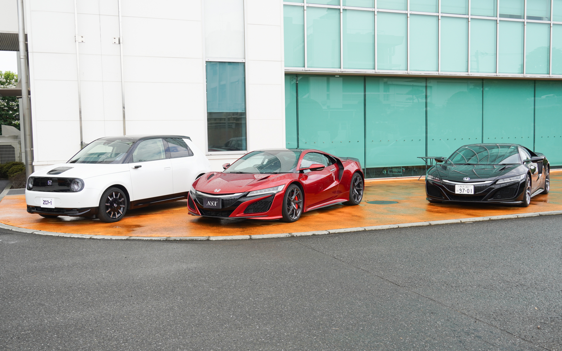 正面には車両を展示。いずれも学園の実習車両