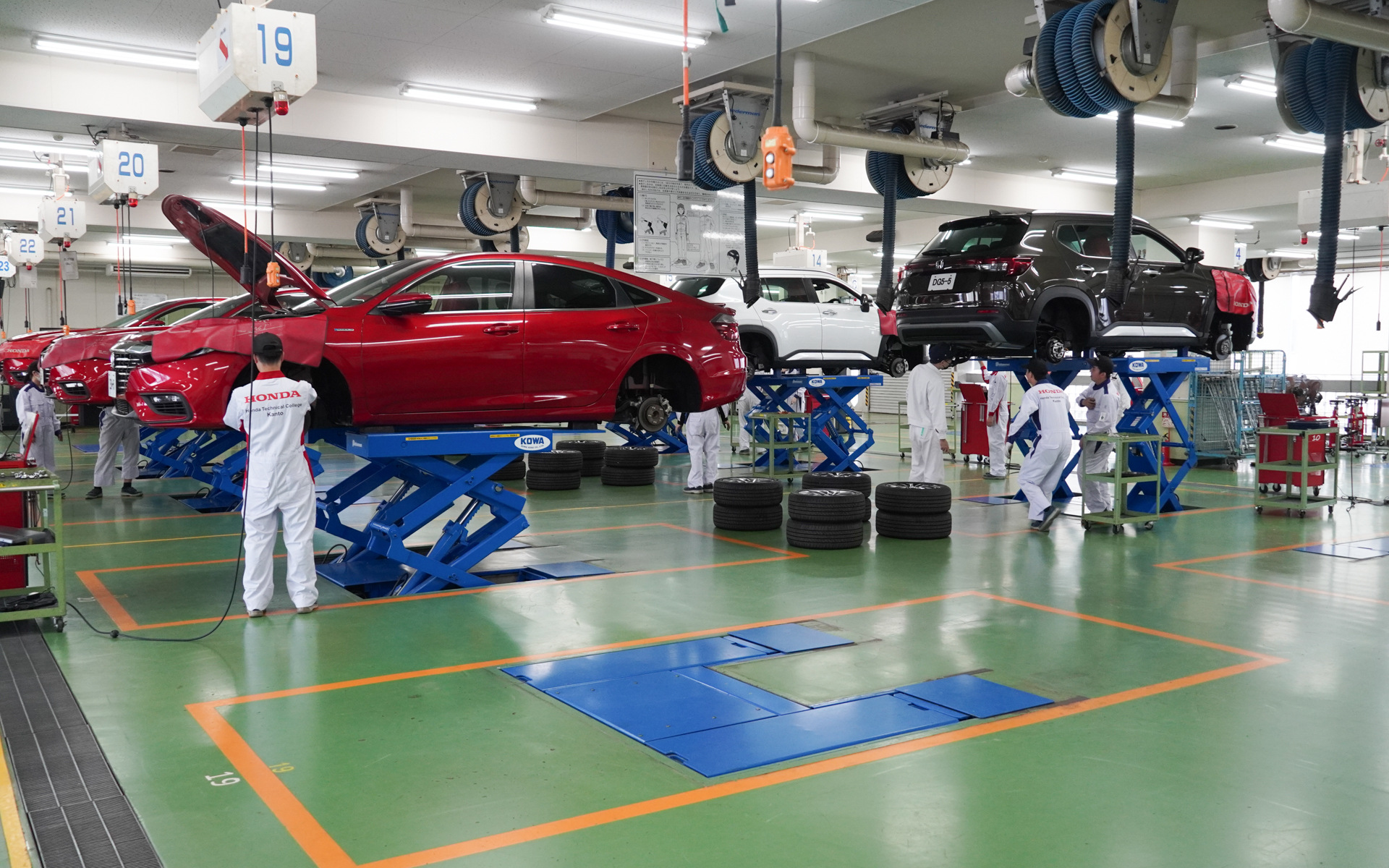 通常の整備実習、ホンダの車両診断機や、顧客データシステムのアクセスもでき、ホンダディーラーでの即戦力になる実習を行なっている