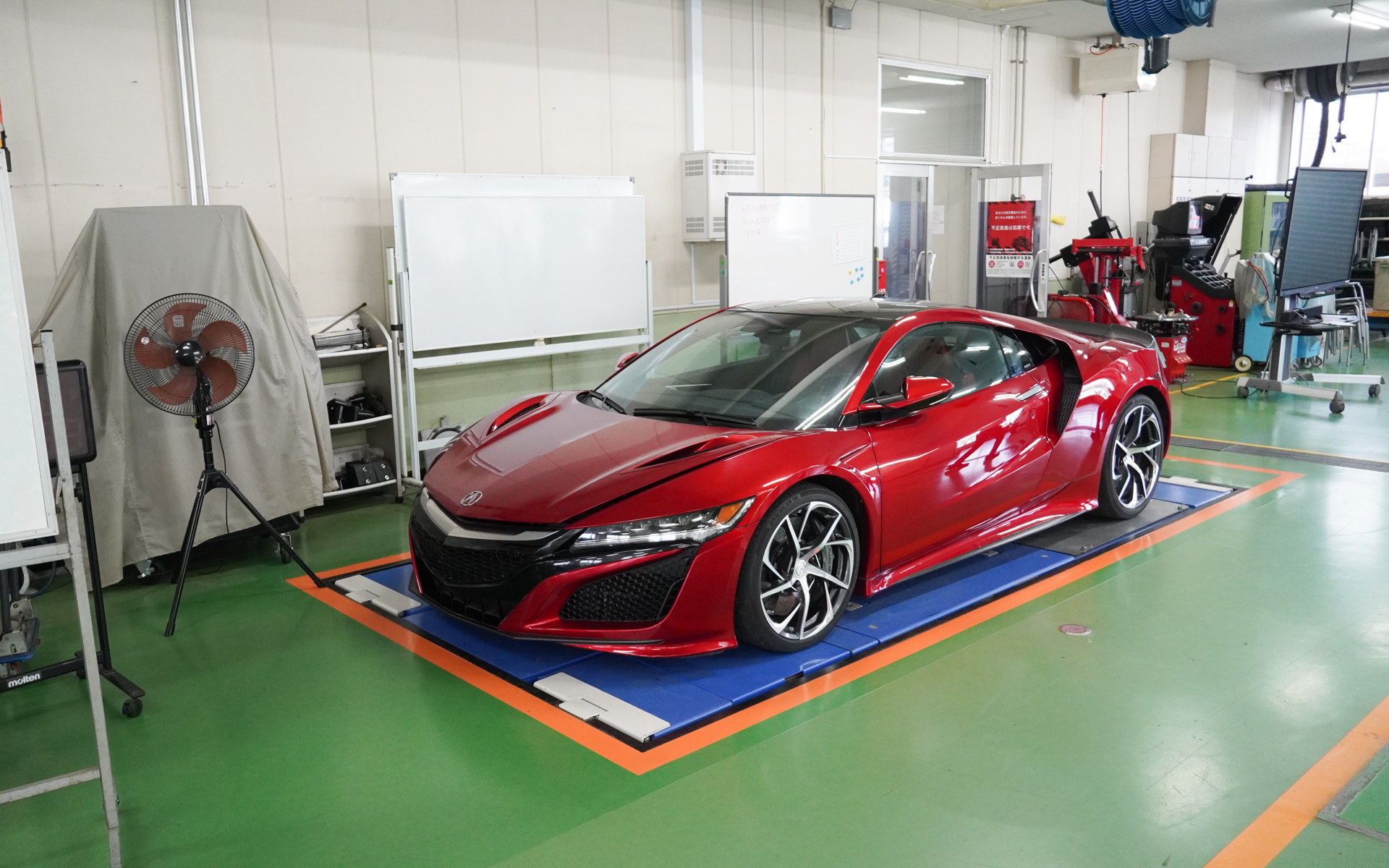 ちなみにこのNSXはアメリカ仕様のACURA NSX