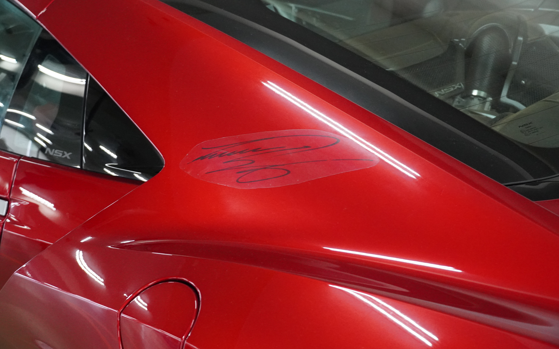 車両には佐藤琢磨選手のサインも入る