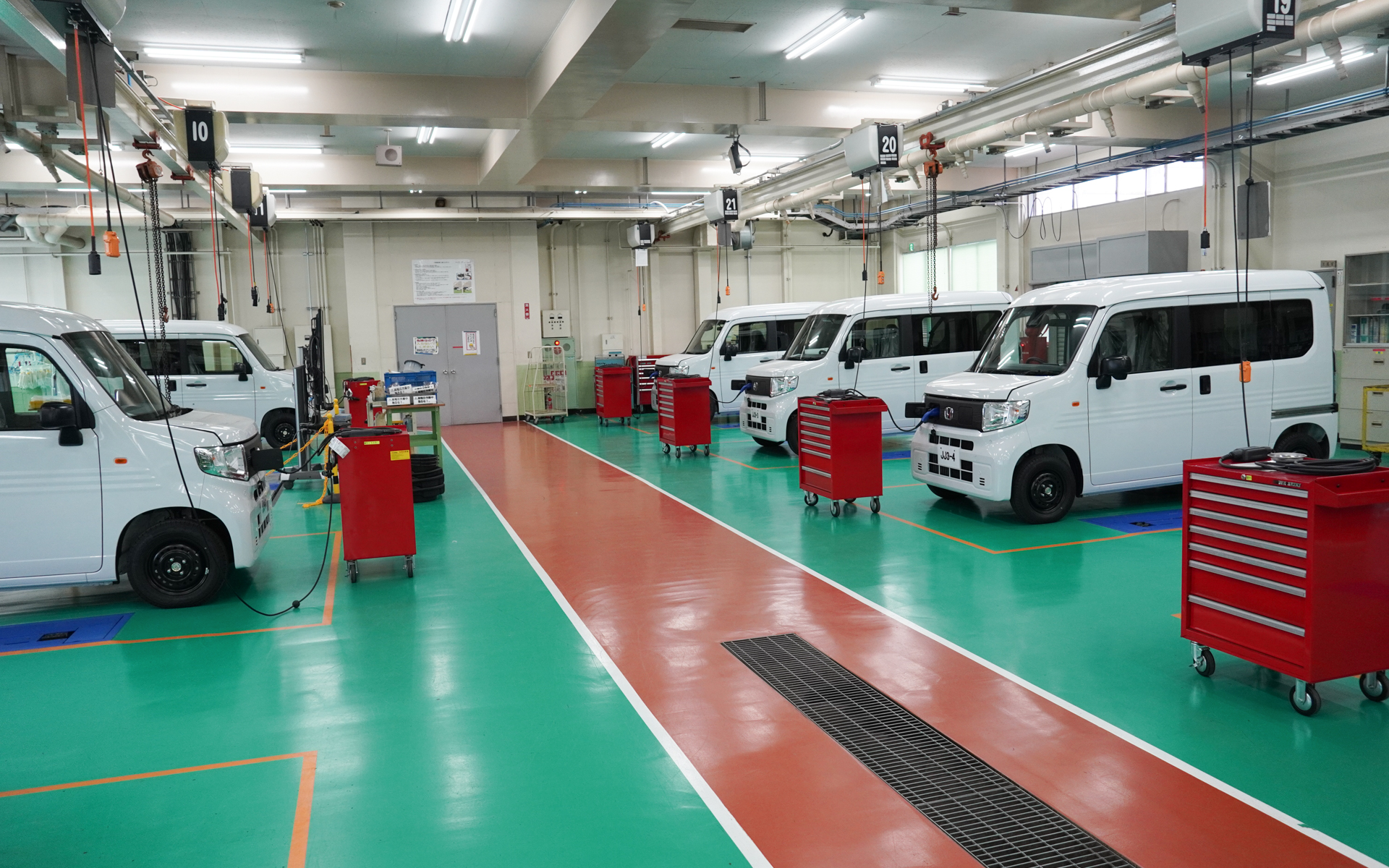 EVの実習場。N-VAN e:が6台並ぶ