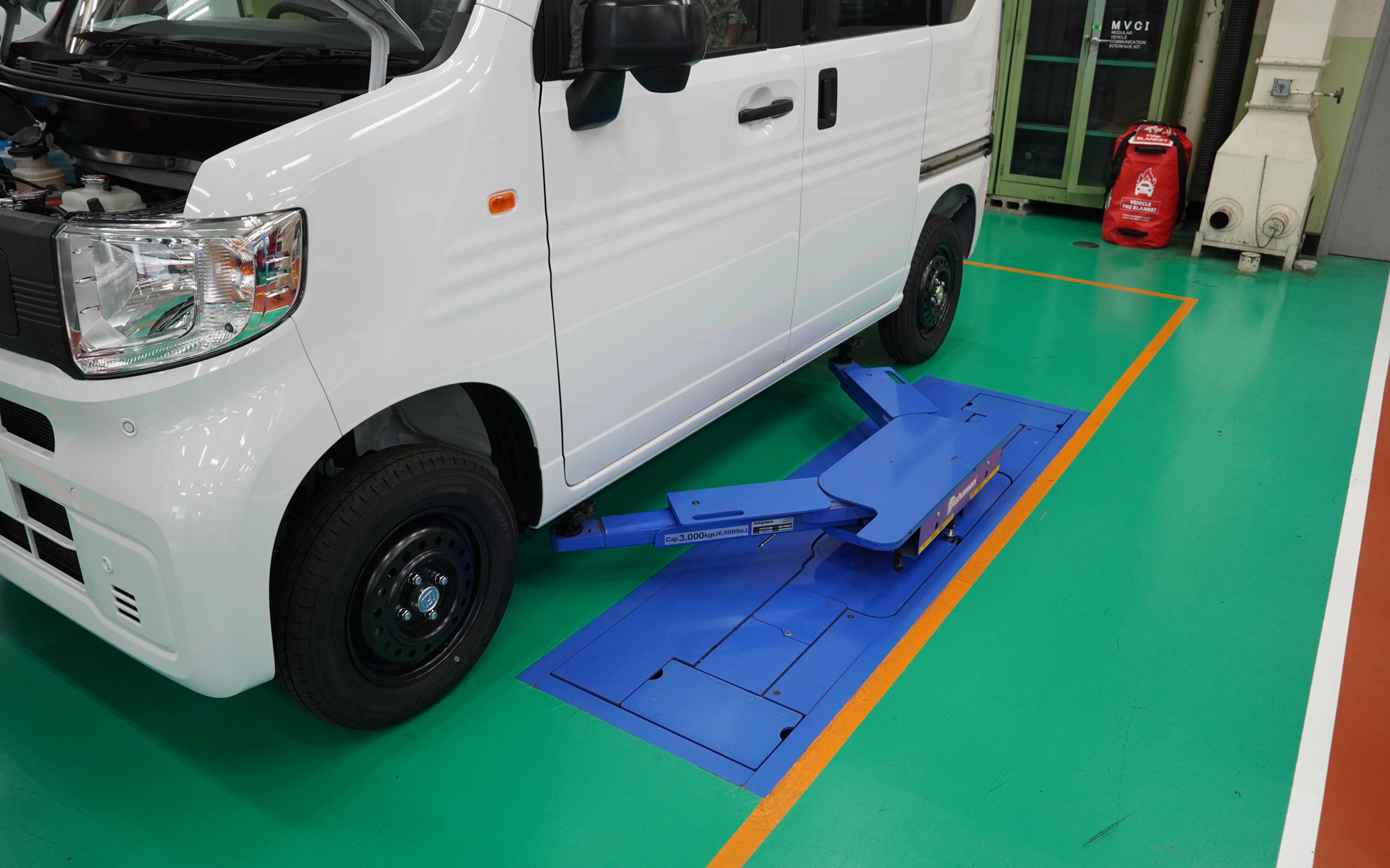 バッテリ降ろしのための専用リフト