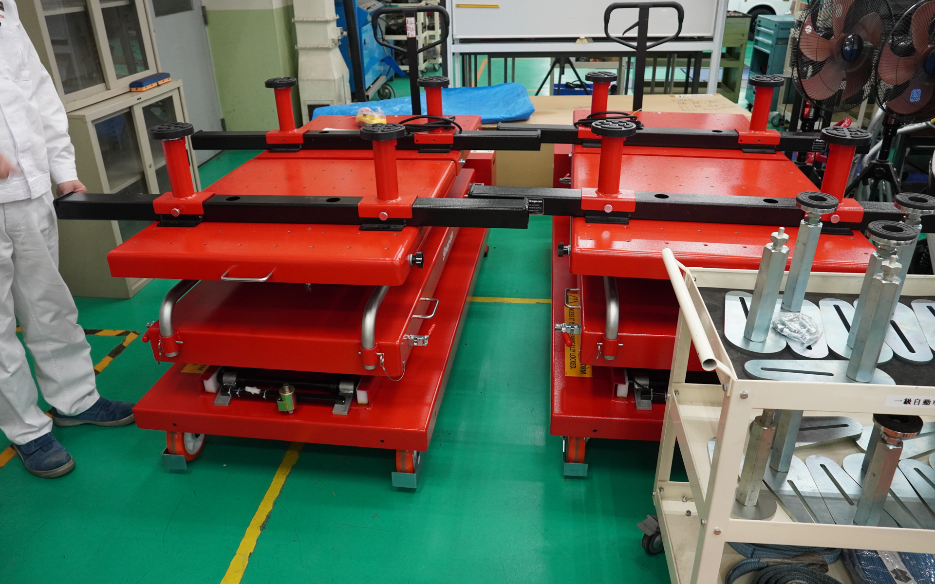 バッテリを下からささえる