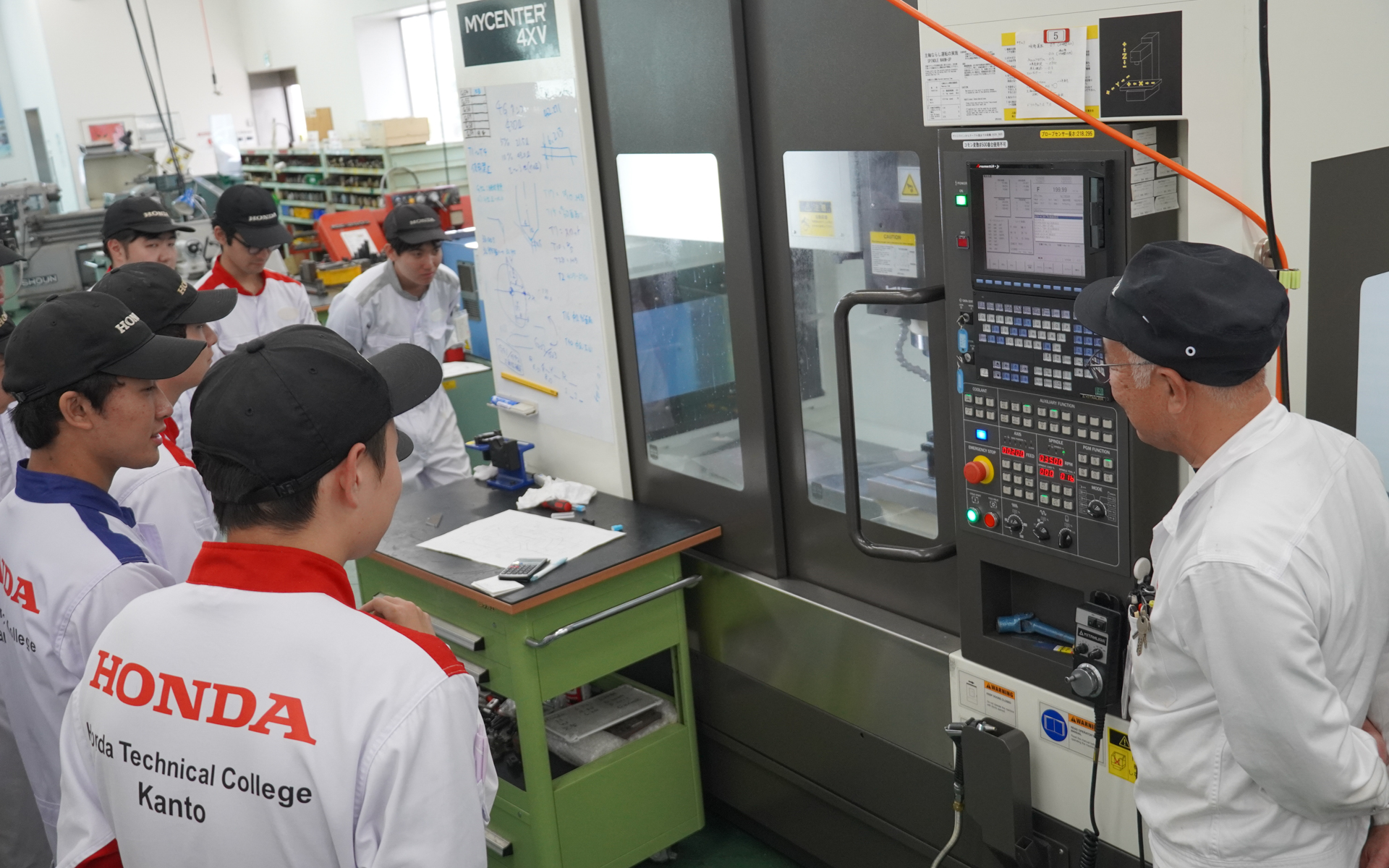 5軸マシニングセンタもある