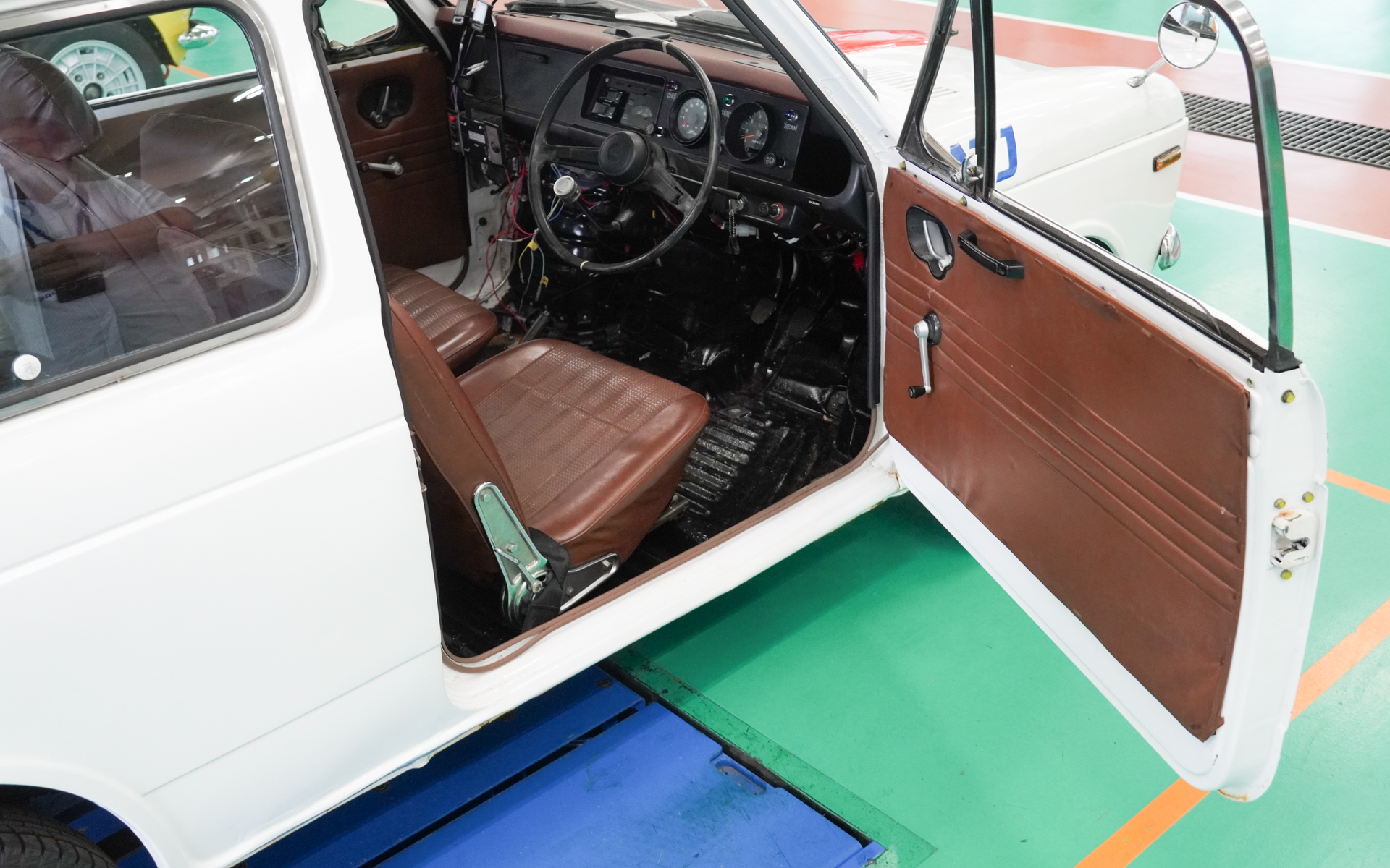 学生の手により板金加工が行なわれている