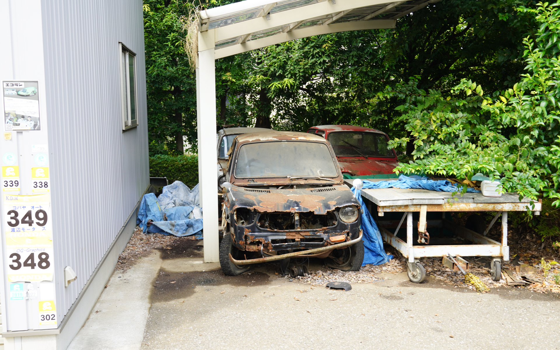 レストア前の状態は、このような朽ち果てた状態だったという