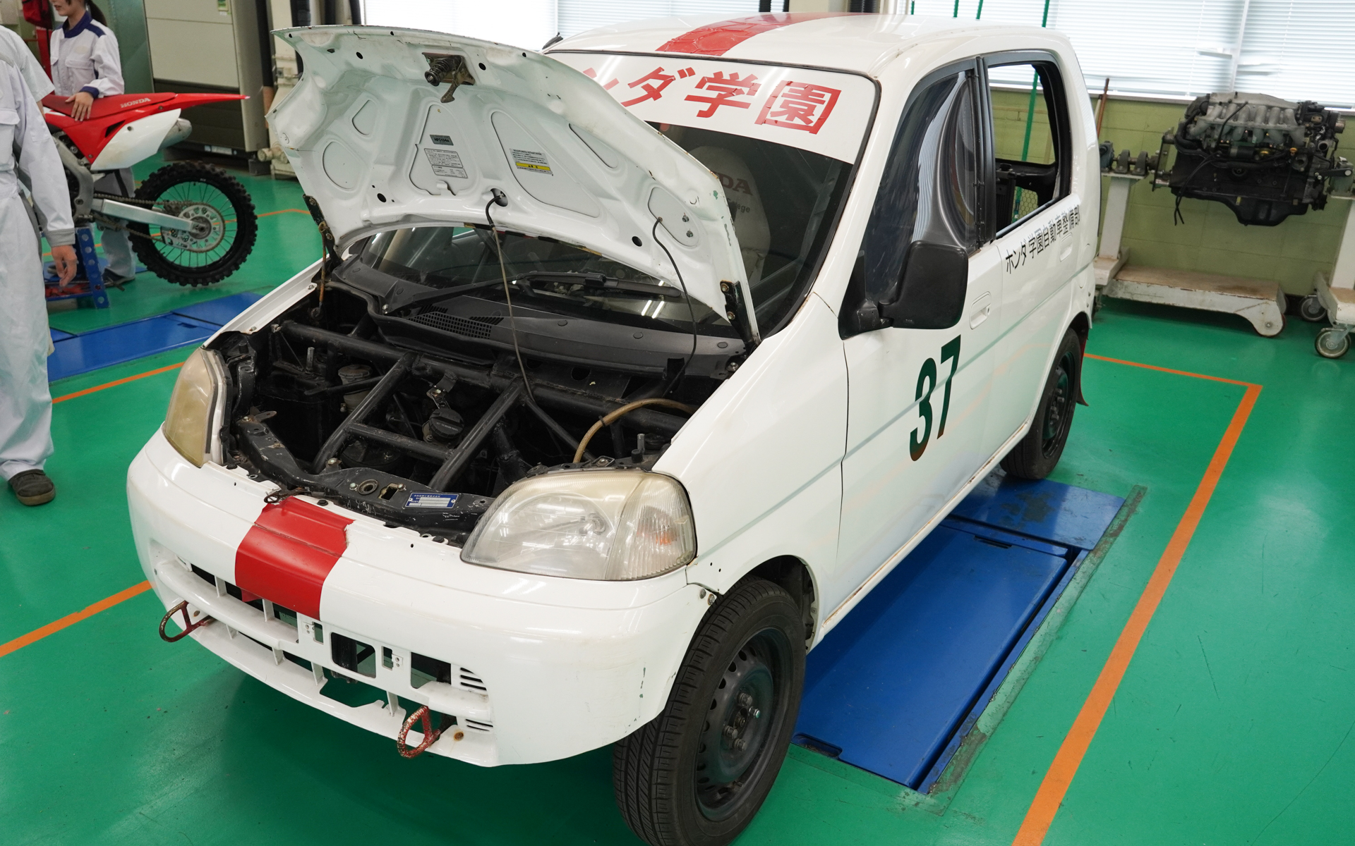 クラブ活動で作ったリアエンジンのライフ。フロントのでっぱりは牽引フックではなく、横にパイプを通して2人がかりで持ち上げると即ジャッキアップできるためのもの