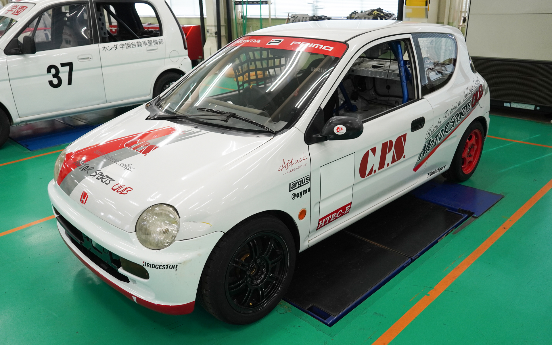 サーキット走行会向けのトゥデイ。かなり軽量に仕上げてある