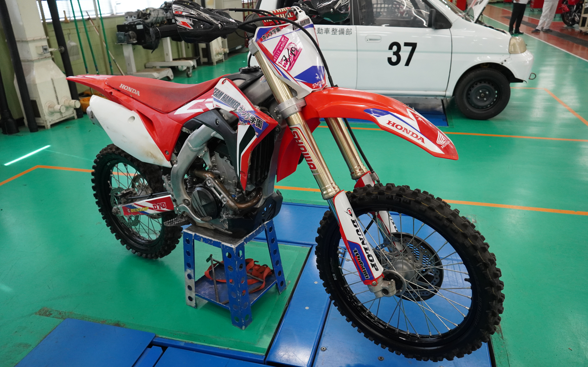 クラブ活動用のオフロード車。転倒と修理を繰り返し、走行スキルも整備スキルも向上しているという