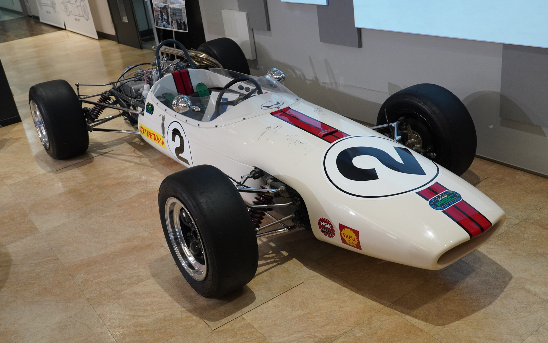 過去に鈴鹿でフォーミュラスクール構想があったときにブラバムに発注したクルマのレストア。構想は実現せずシャシーはあちこちに散っていたが、そのうちの1台をレストアした