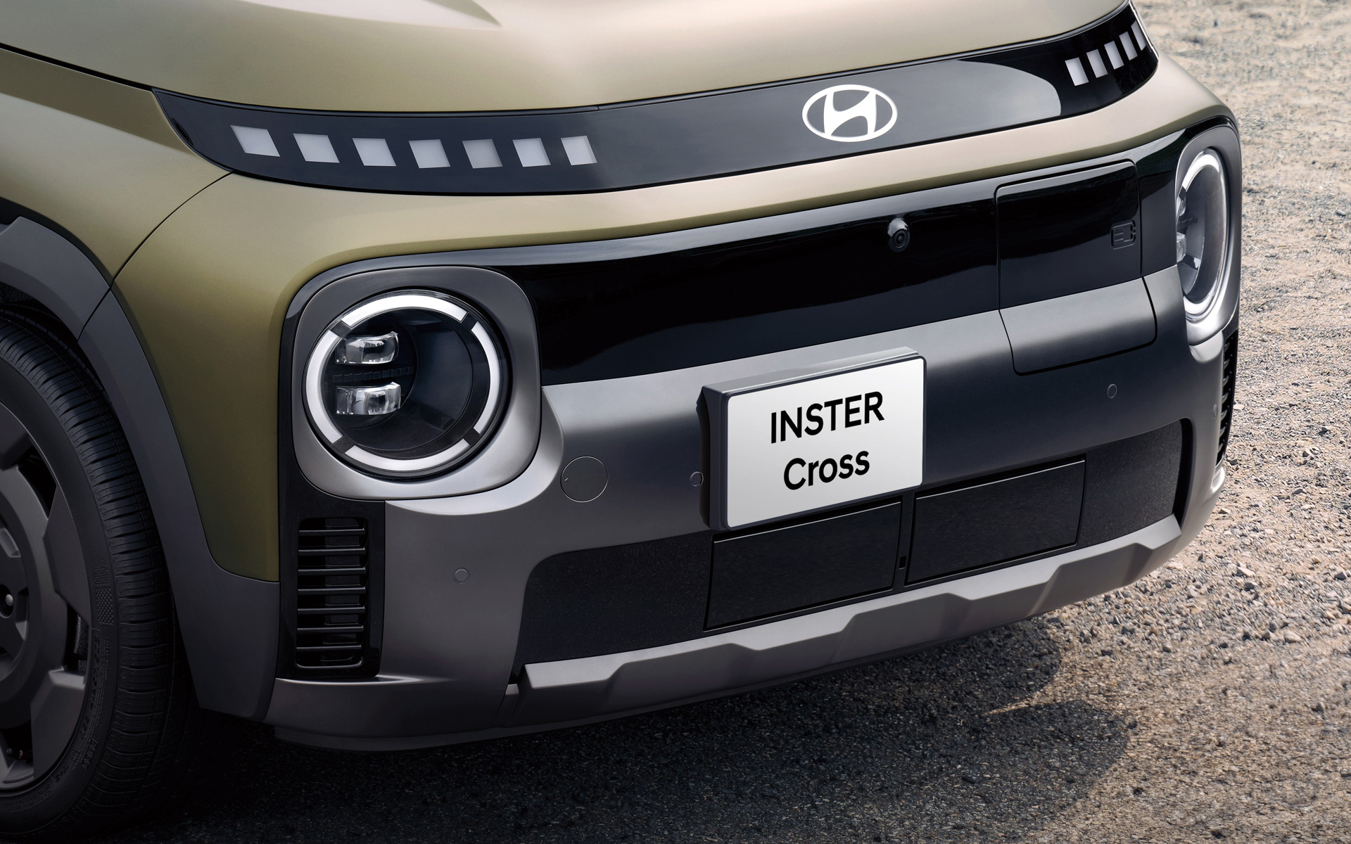 専用バンパーやルーフバスケットなどを採用する「インスタークロス」