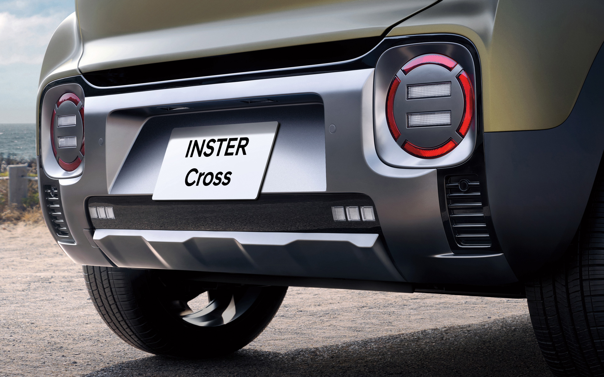 専用バンパーやルーフバスケットなどを採用する「インスタークロス」