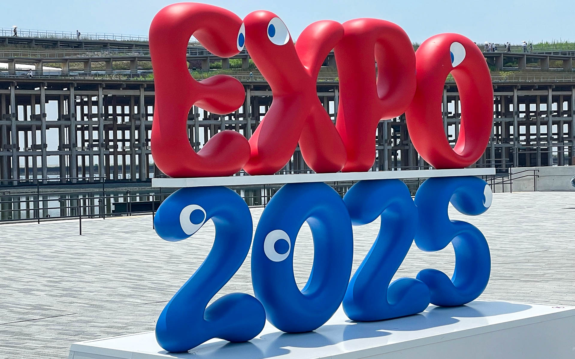 大屋根リングを背にしたEXPO 2025のフォトスポット