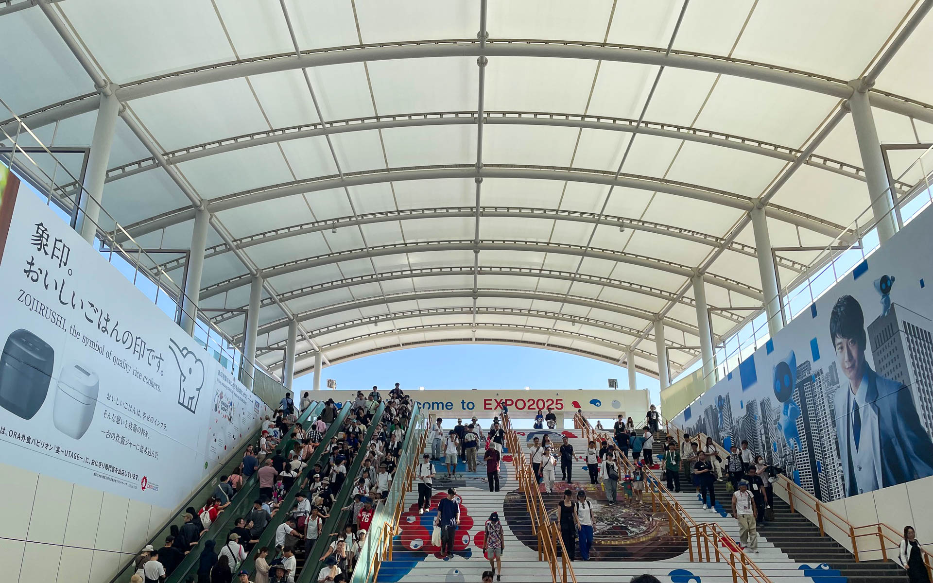 大阪メトロ中央線で、終点駅の夢洲が会場。メトロは広いし快適だった。ここからは東ゲートに入ることができる。人の波には驚かなくなった