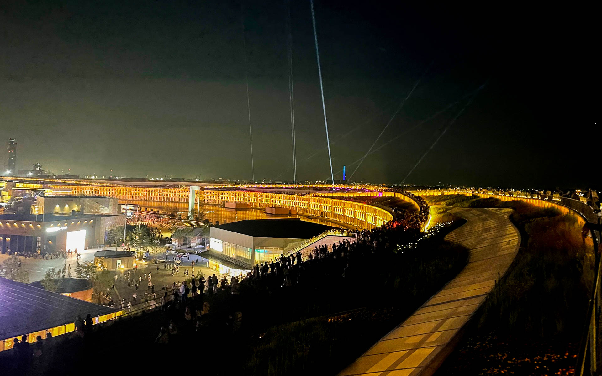 夜の大屋根リングは海風があって涼しいほど。人並みも落ち着いてきてホッとできる場所でもある