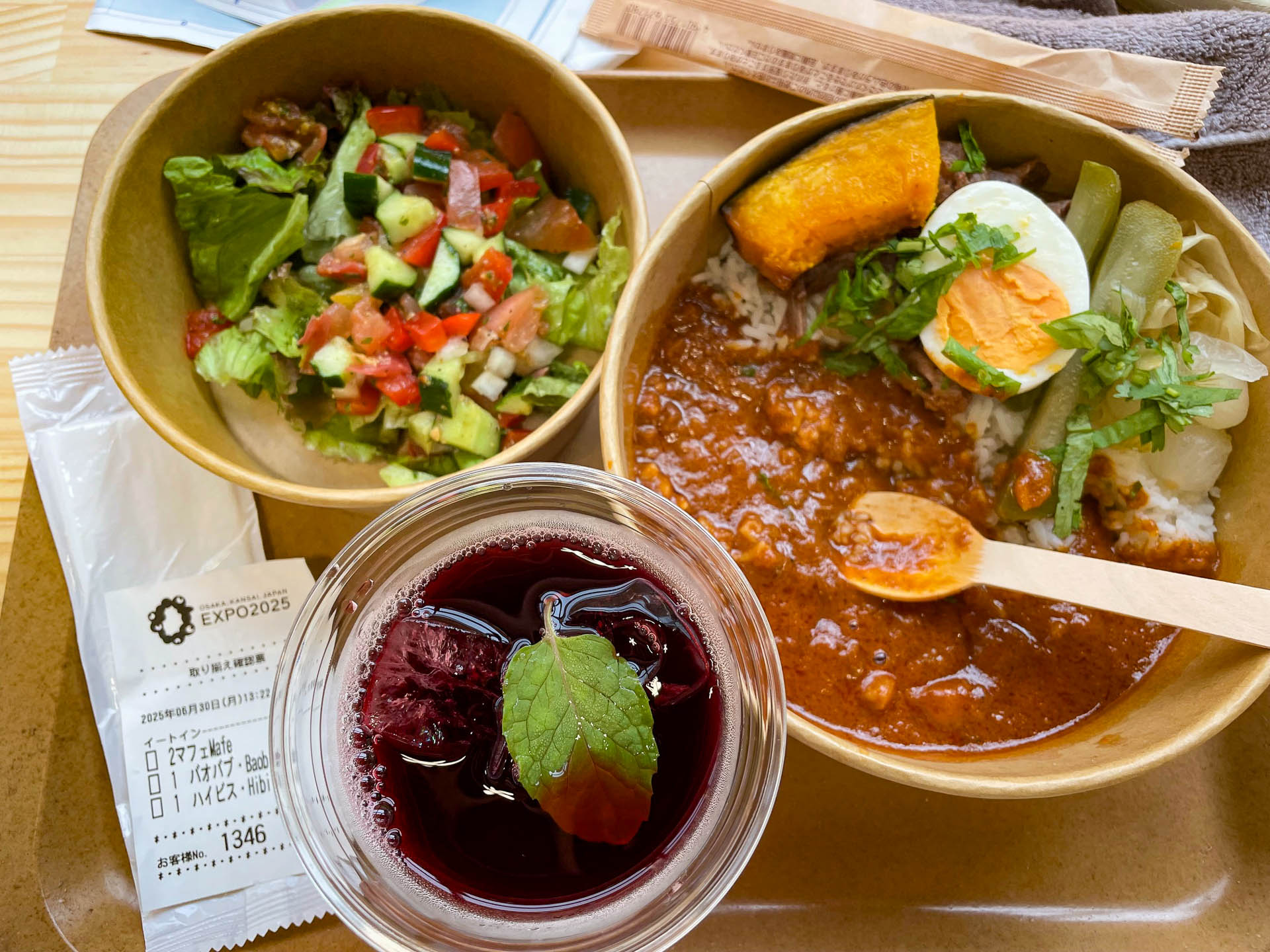 アフリカンフード。バオバブと呼んでたような……星の王子さま？　マフェはカレーに似ているけど全く辛くない。ハイビスカスのお茶といただきました